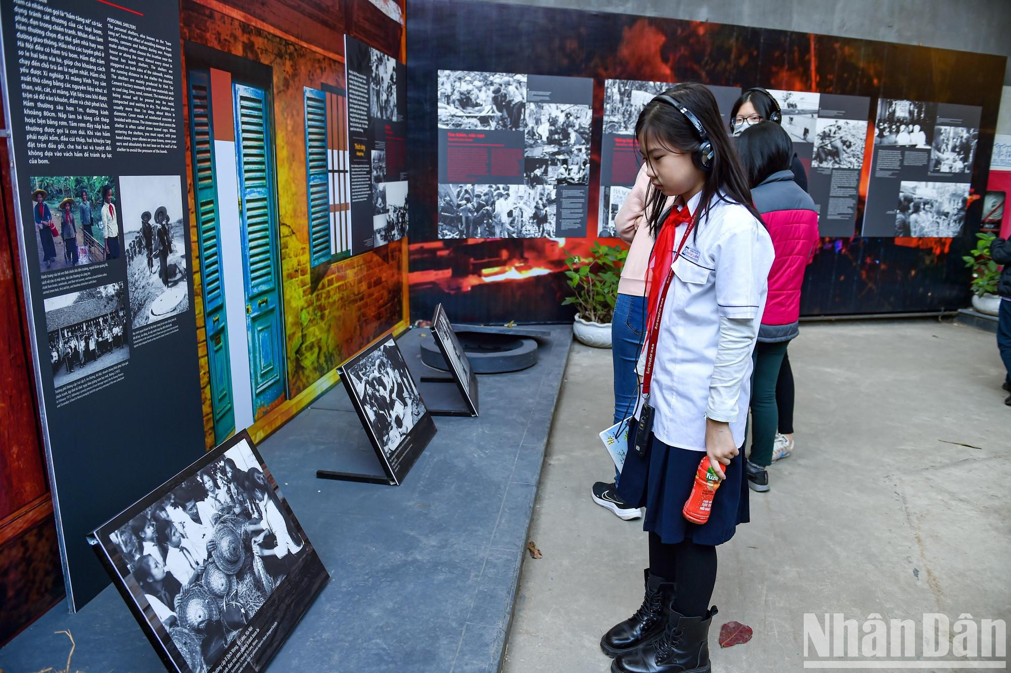 许多年轻人在了解首都的历史岁月时不禁被感动。