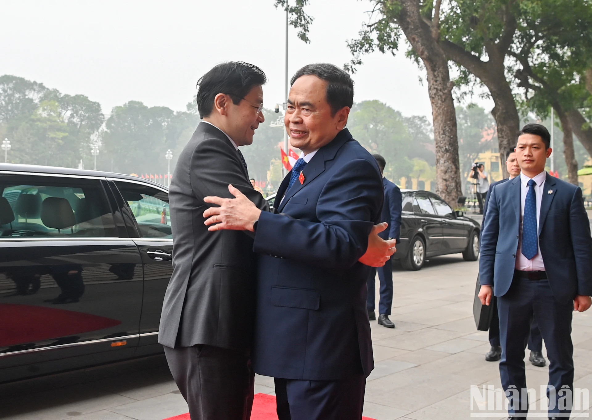 越南国会主席陈青敏欢迎新加坡总理黄循财访越。 越南国会主席陈青敏欢迎新加坡总理黄循财访越。