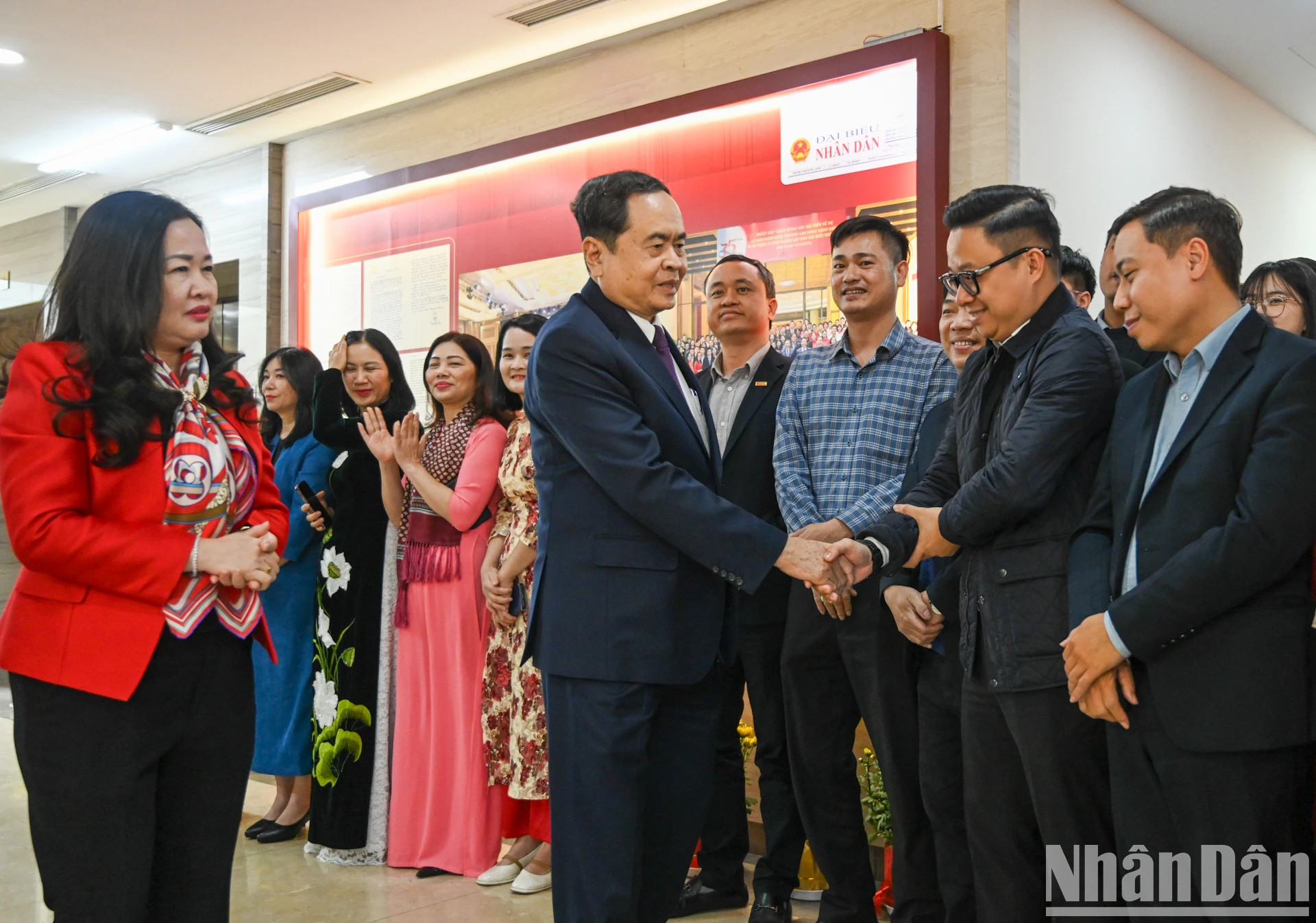 国会主席陈青敏造访《人民代表报》。 国会主席陈青敏造访《人民代表报》。