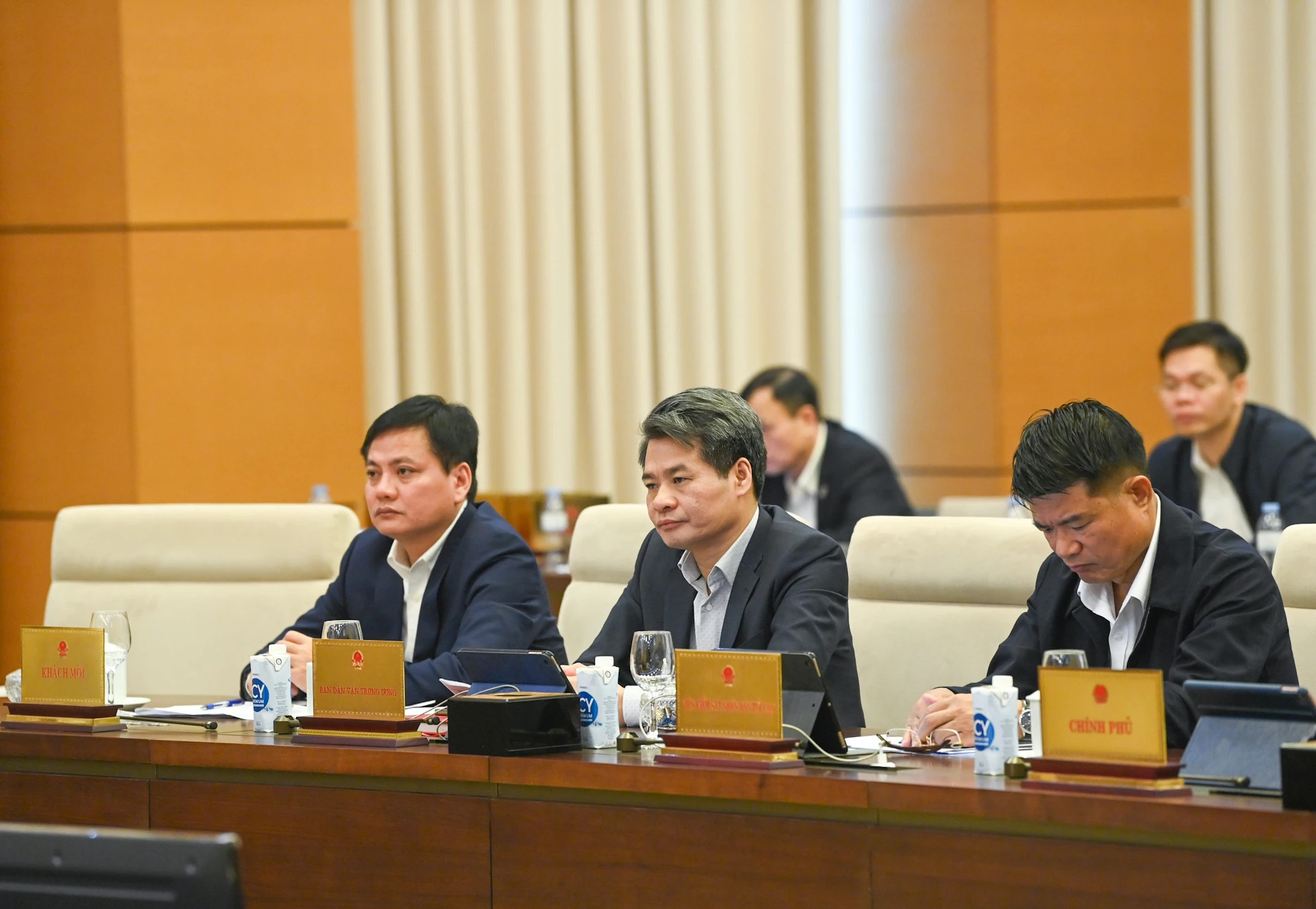 各部委、单位代表出席会议。