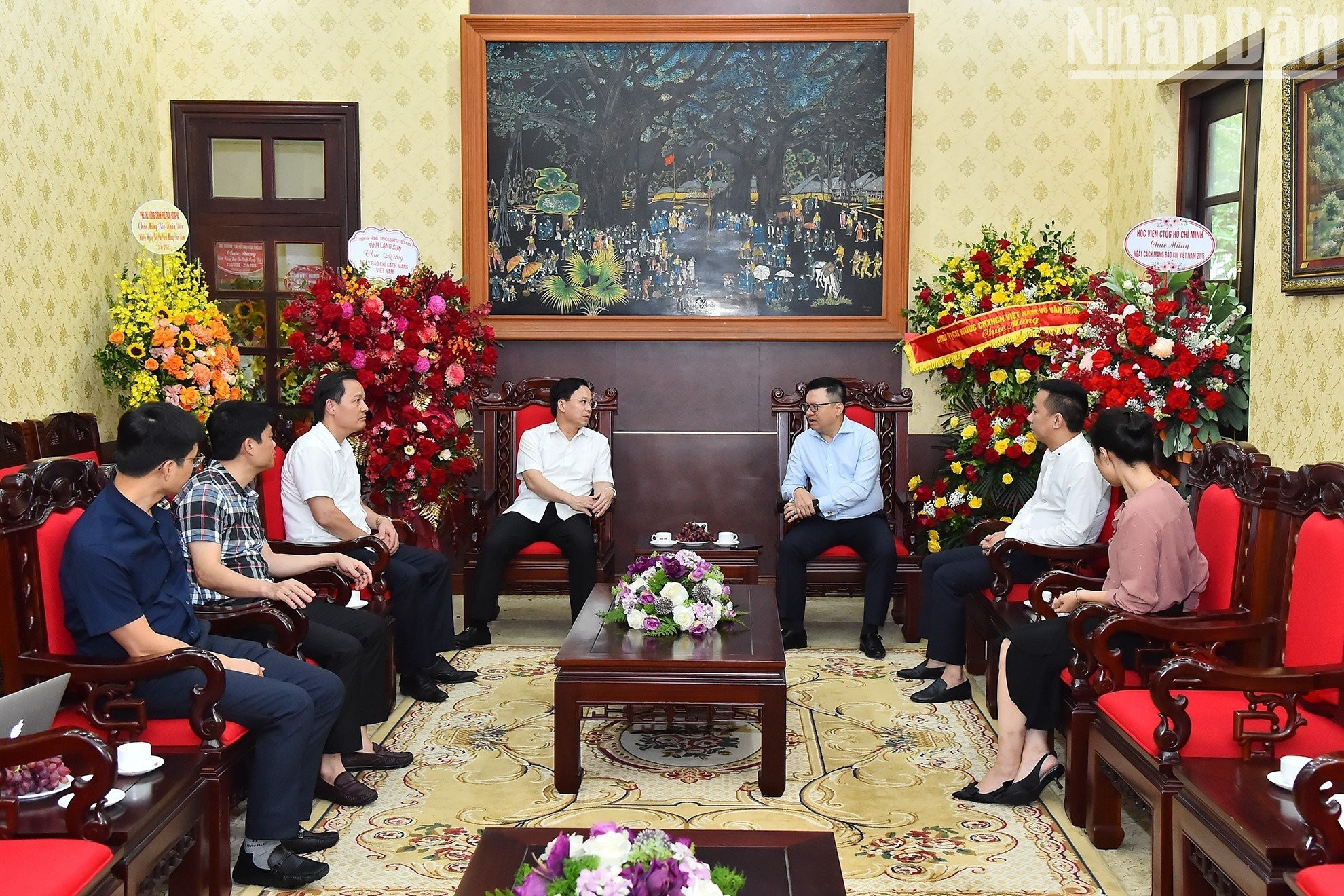 适值纪念越南革命新闻日98周年之际，谅山省省委常务副书记、省国会代表团团长黄文验来访祝贺《人民报》社。