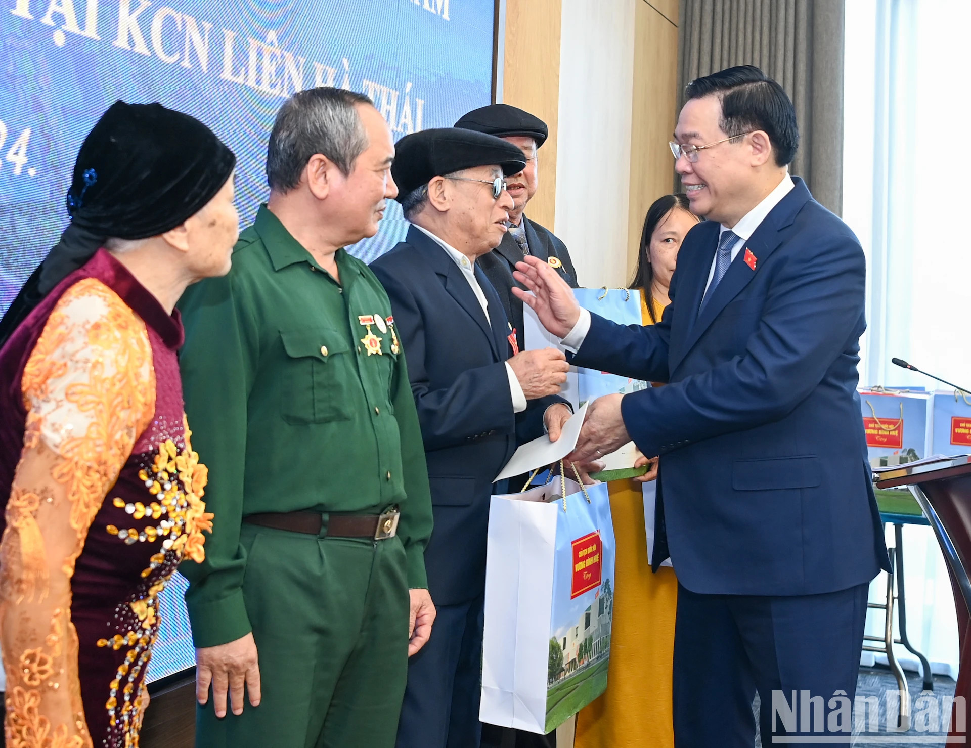 国会主席王廷惠向莲荷泰工业园区家境困难工人、优抚家庭和贫困户赠送礼物。 国会主席王廷惠向莲荷泰工业园区家境困难工人、优抚家庭和贫困户赠送礼物。