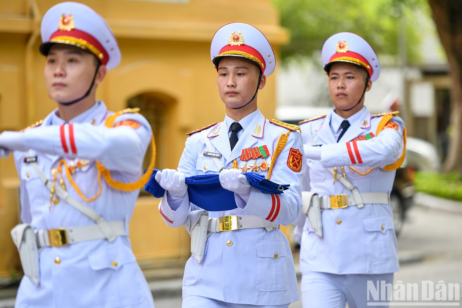 仪仗队手中庄严地举着东盟旗帜，准备进行升旗仪式。