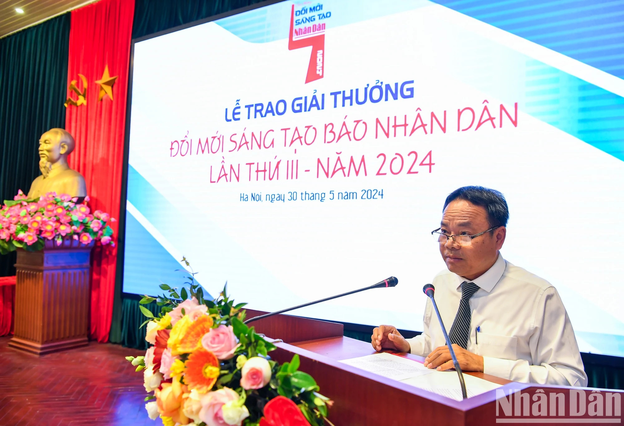 《人民报》社副总编辑丁如欢作报告。 《人民报》社副总编辑丁如欢作报告。