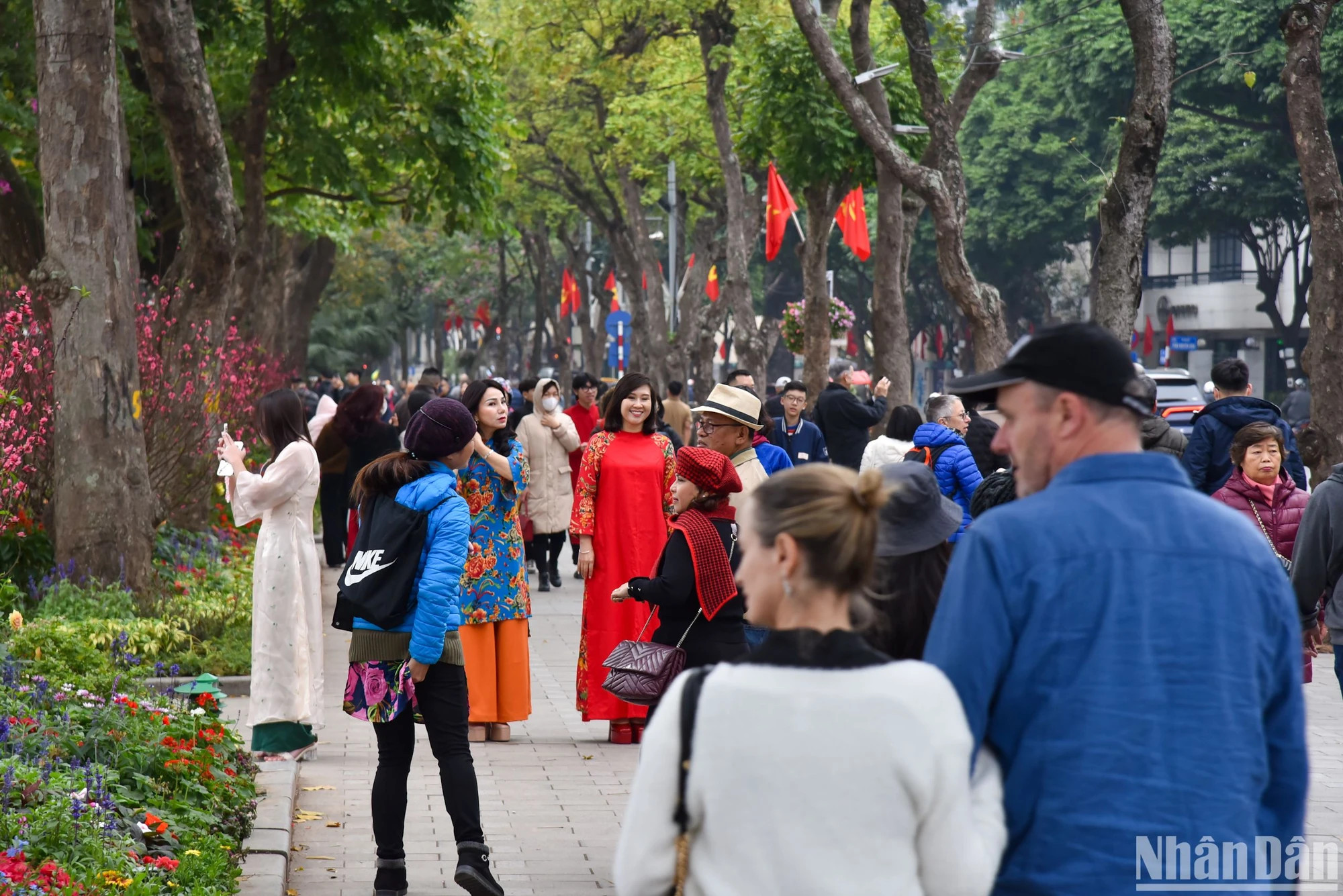首都民众在还剑湖游玩。