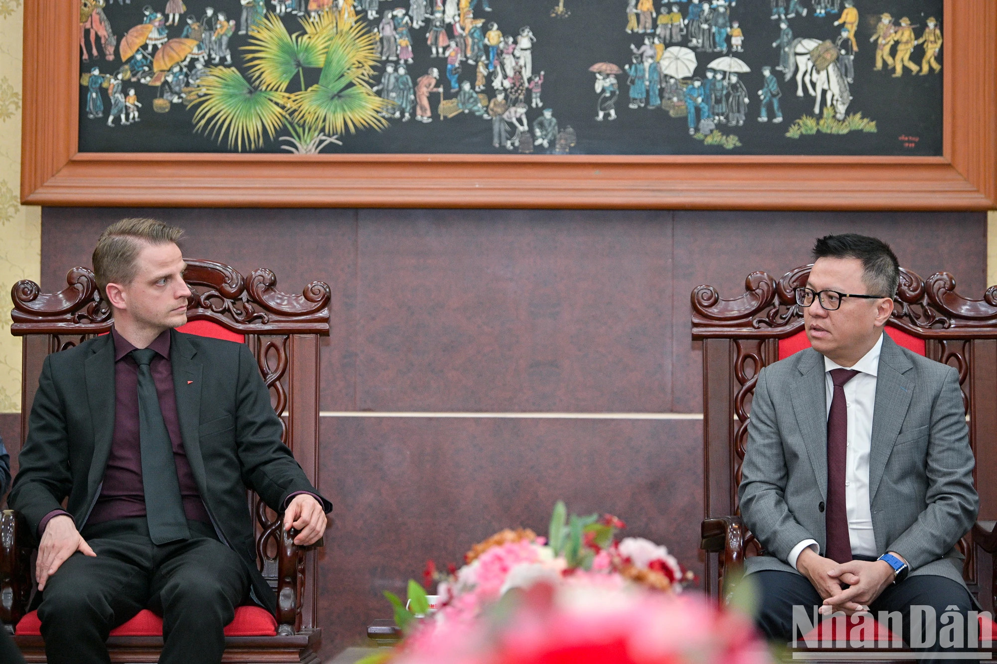 《人民报》社总编辑黎国明会见德国左翼党副主席、柏林左翼党委员会主席马克西米利安·席尔默。