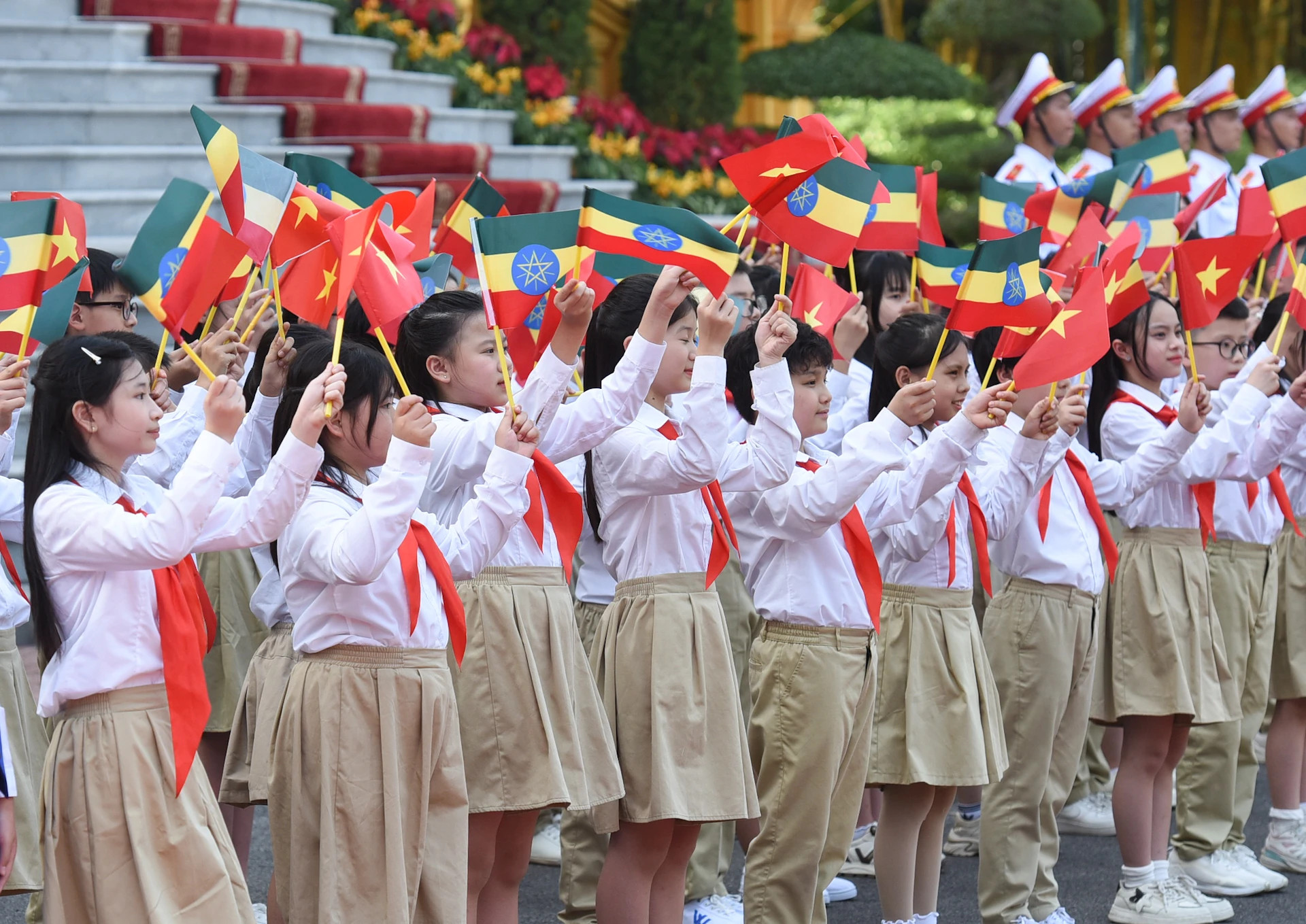 孩子们向两位总理和夫人挥手致意。