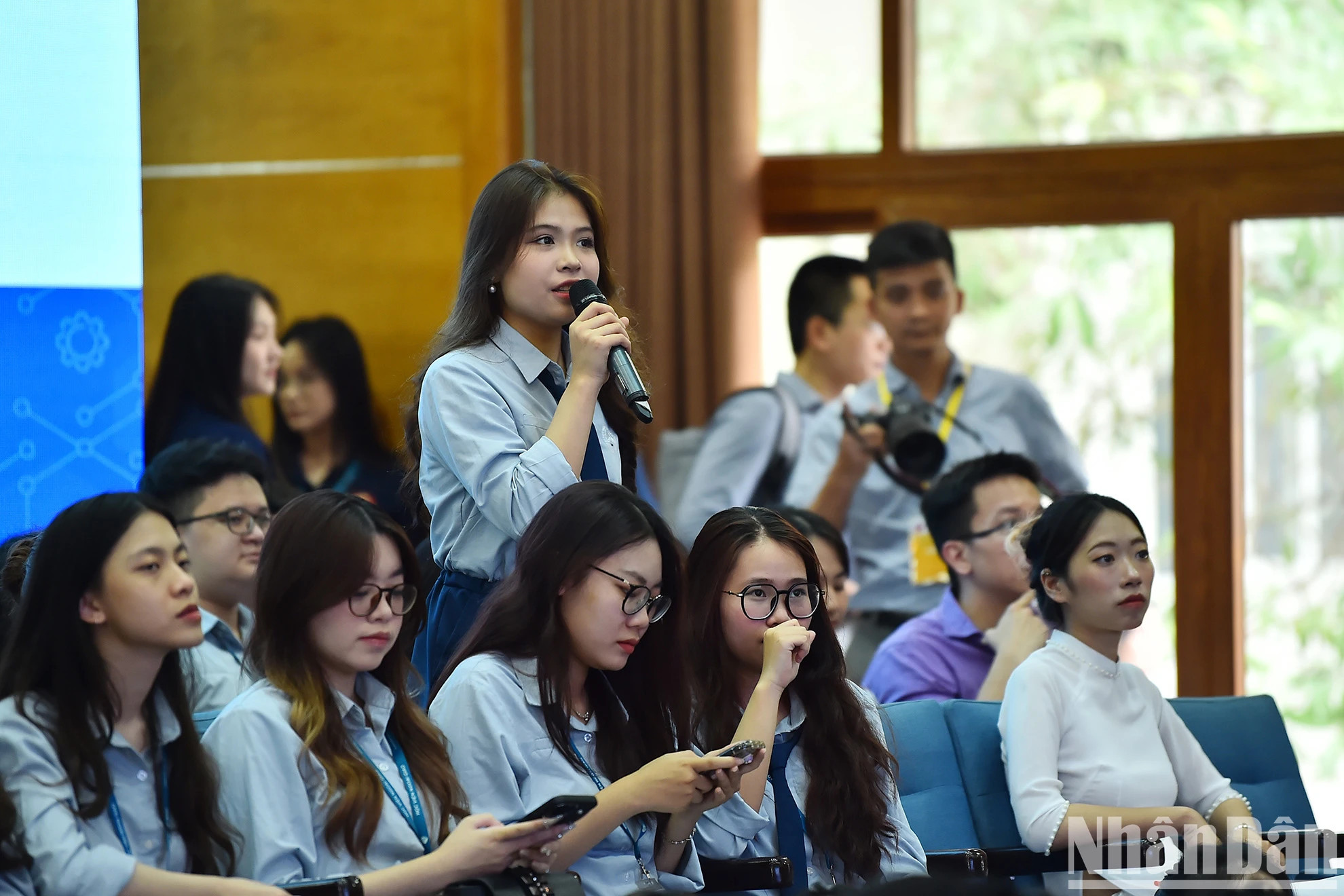 越南外交学院大学生提问题。