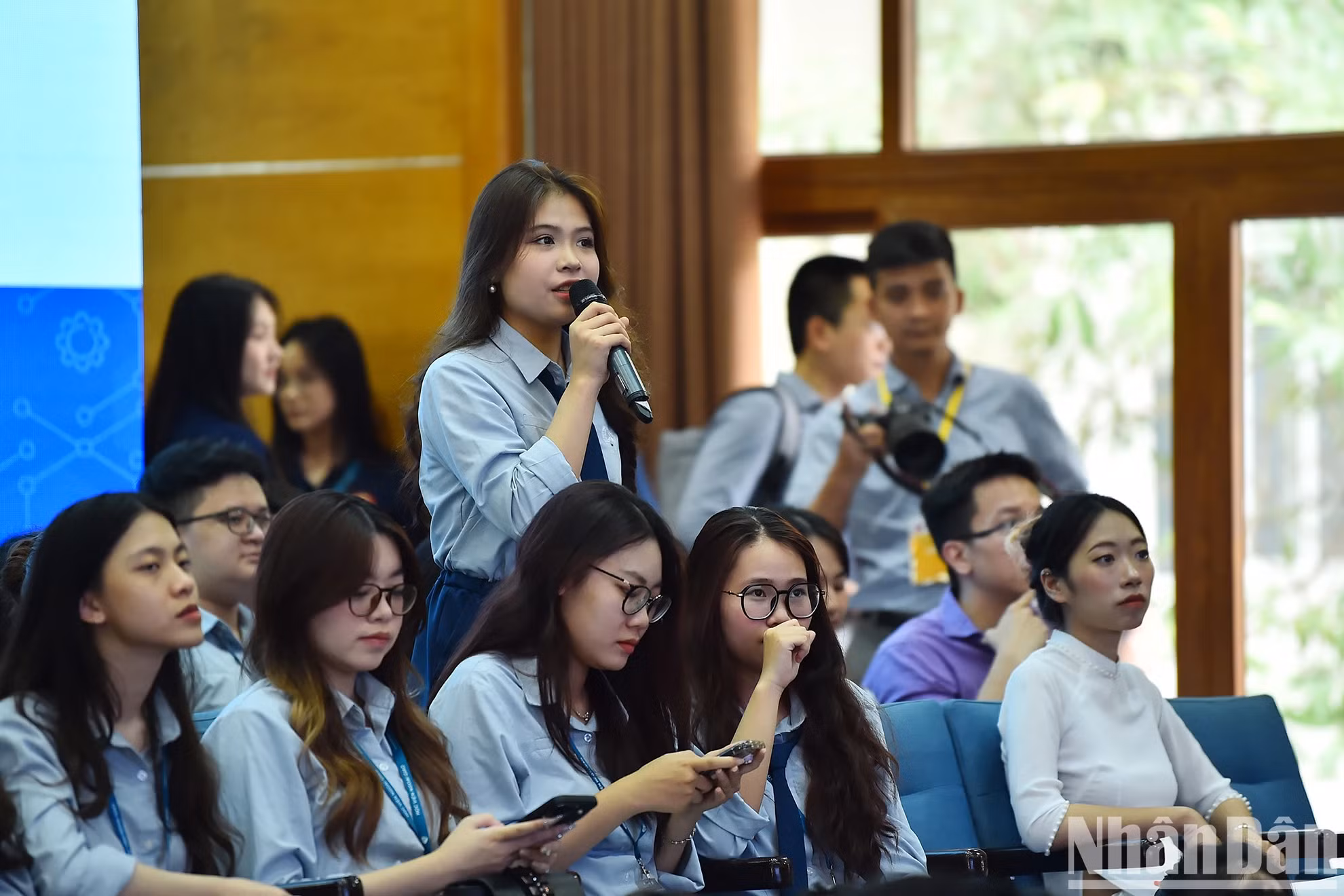 越南外交学院大学生提问题。