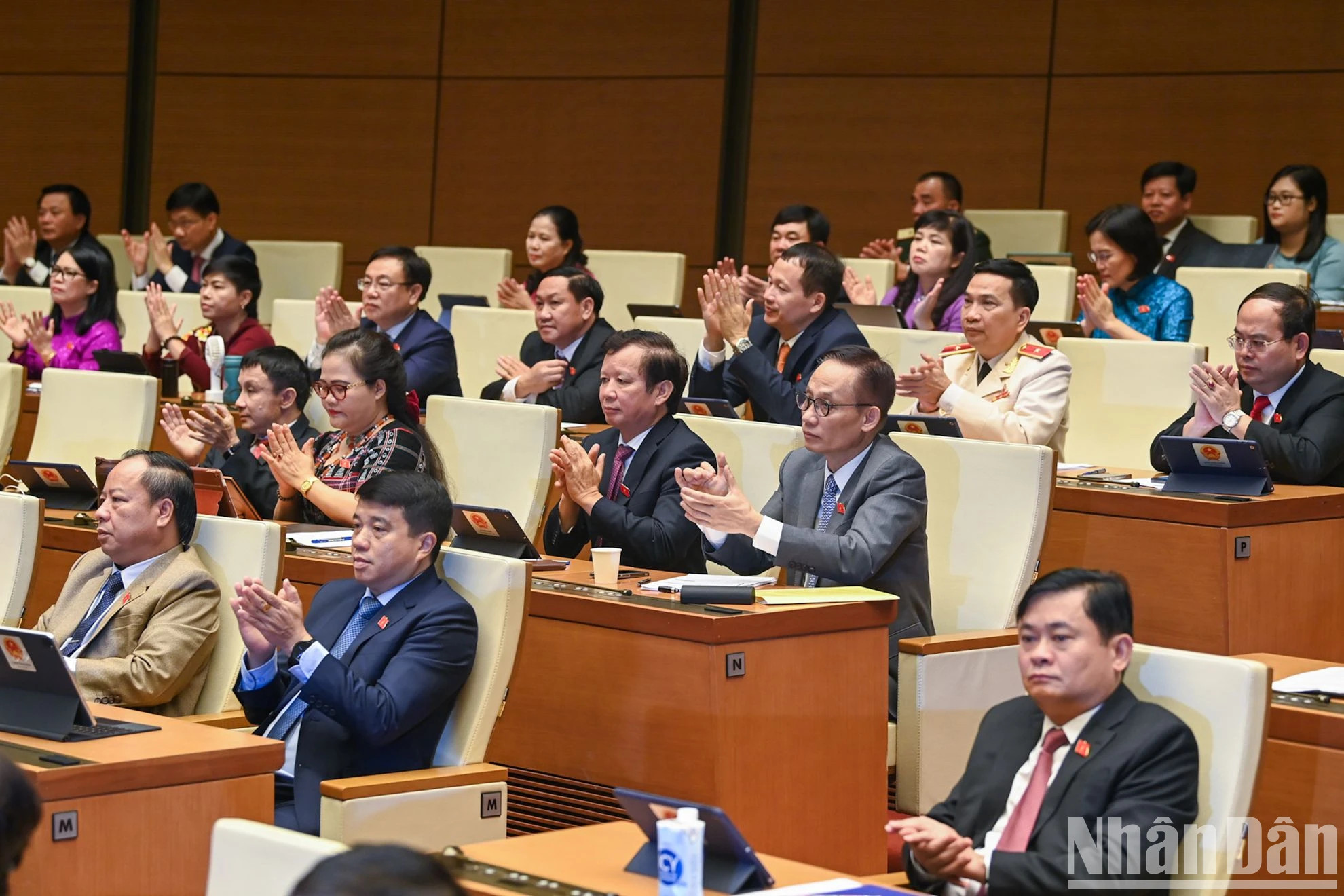 国会代表祝贺国家主席苏林。 国会代表祝贺国家主席苏林。