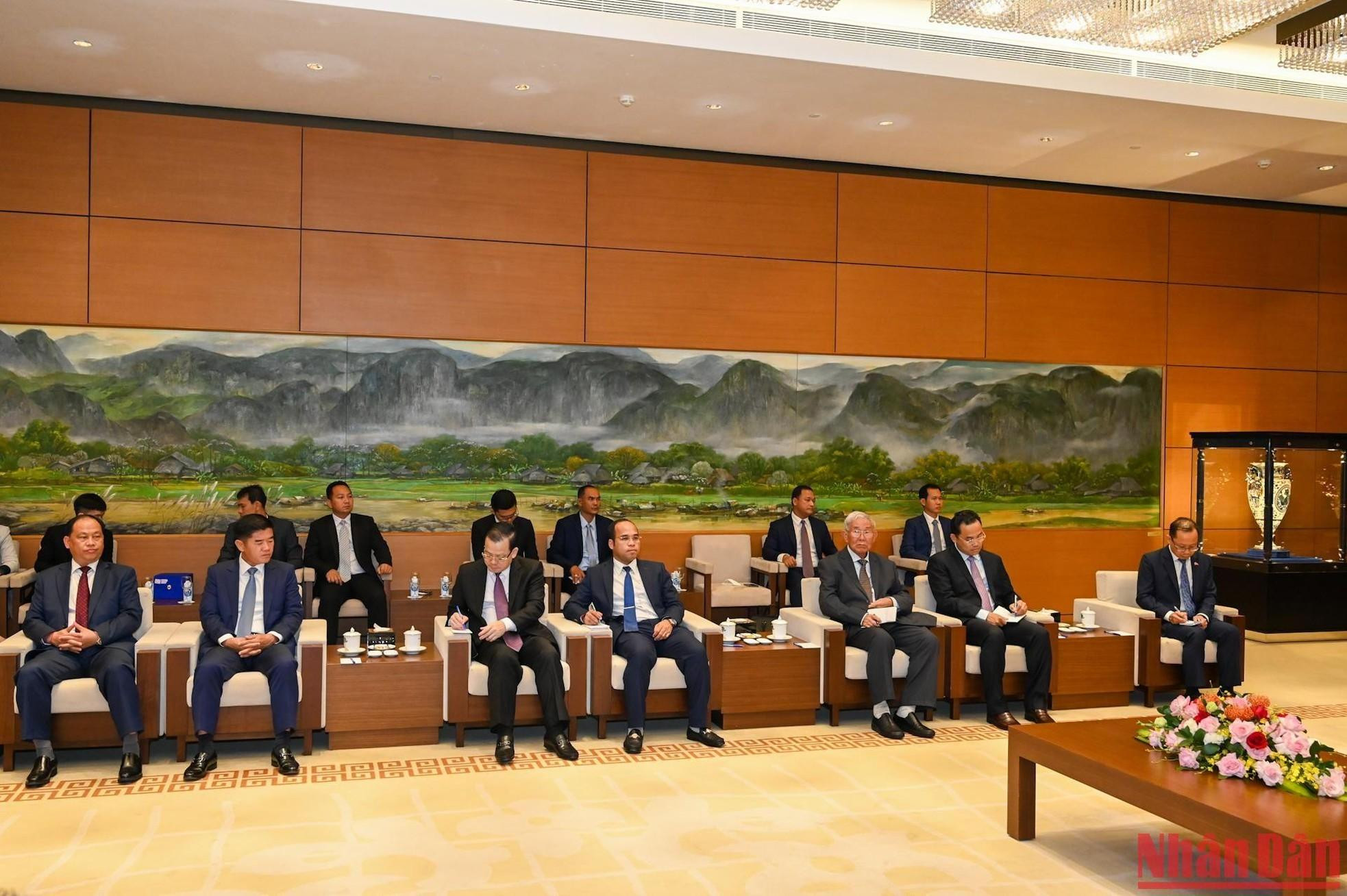 出席会见的金边高级代表团。