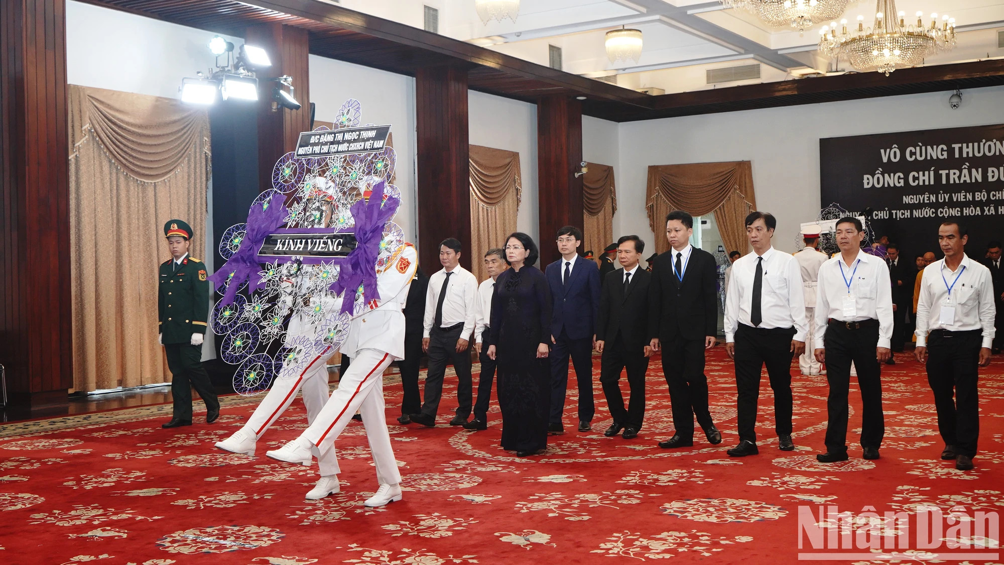 原国家副主席邓氏玉盛在胡志明市统一大会堂吊唁原国家主席陈德良同志逝世。