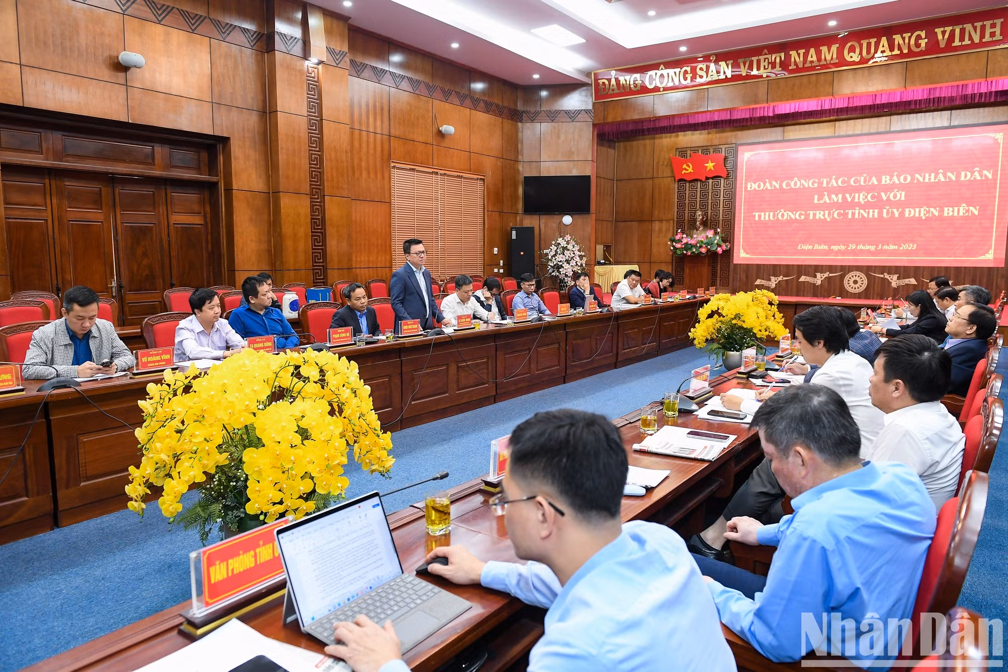 《人民报》社工作组与奠边省省委举行工作会议【组图】 ảnh 3 《人民报》社工作组与奠边省省委举行工作会议【组图】 ảnh 3