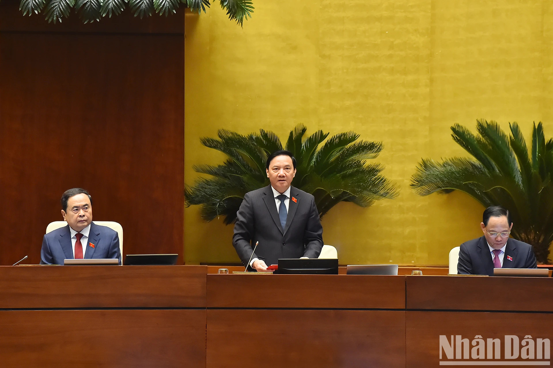 国会副主席阮克定指引开幕式。 国会副主席阮克定指引开幕式。