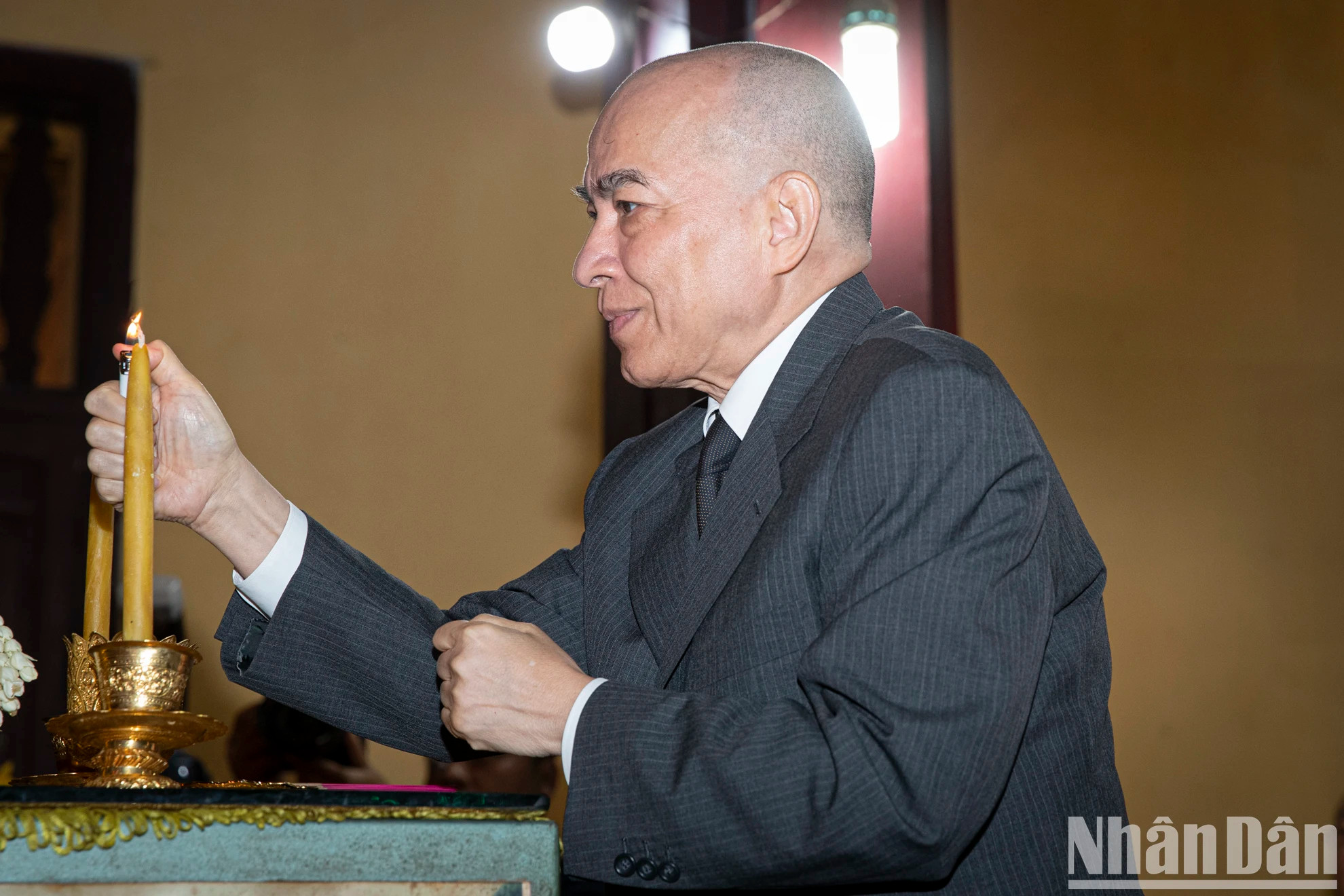 柬埔寨国王诺罗敦·西哈莫尼在馆使寺进行仪式。 柬埔寨国王诺罗敦·西哈莫尼在馆使寺进行仪式。