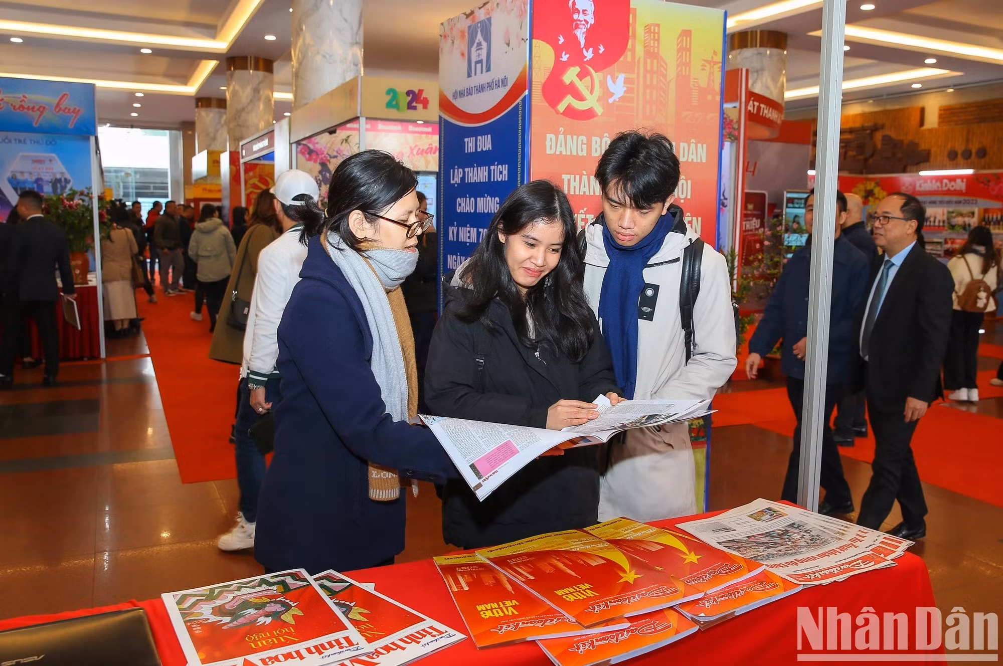春节特刊展吸引许多年轻人前来参观。