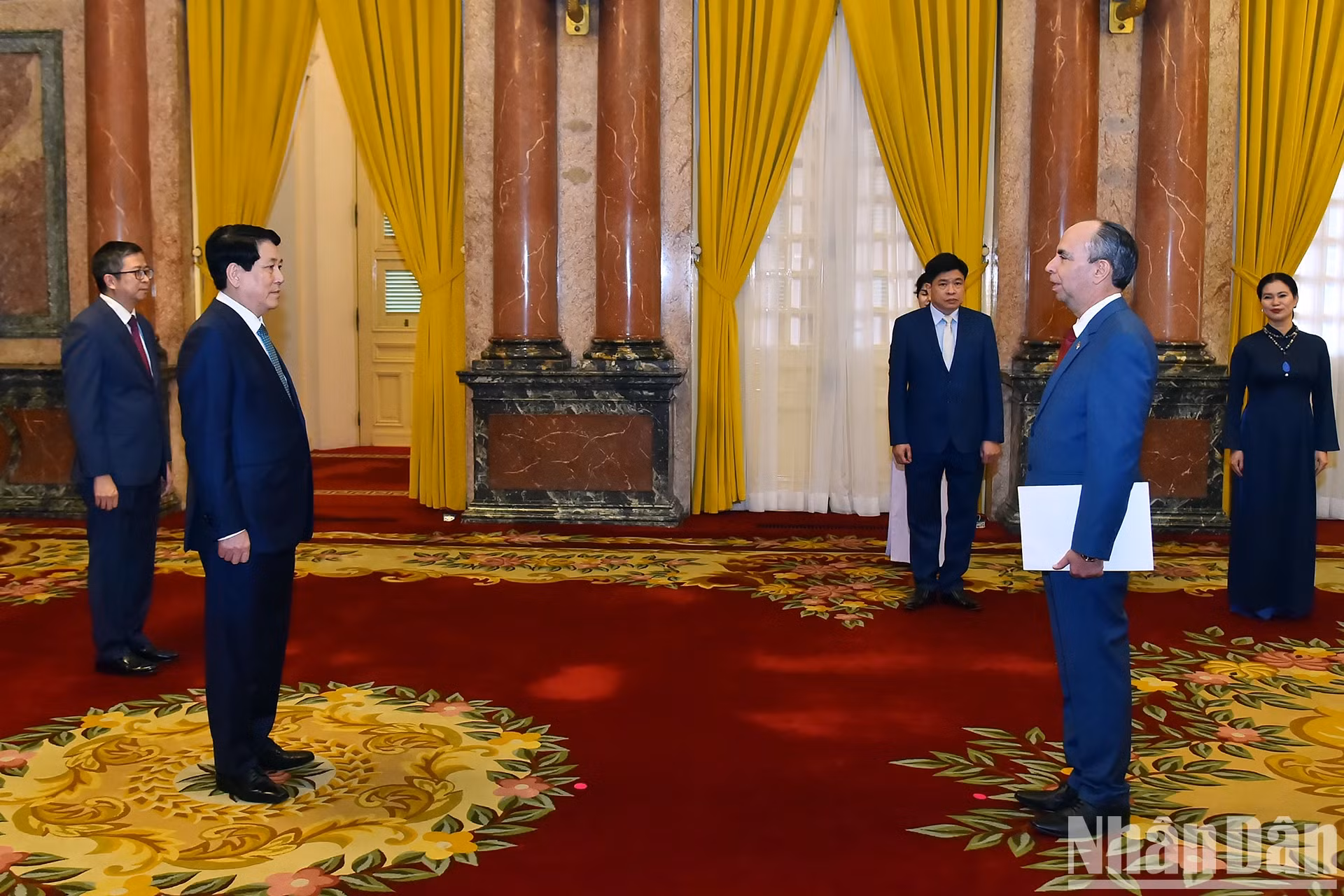 古巴驻越南大使罗赫里奥•波兰科•富恩特斯向梁强主席递交国书。