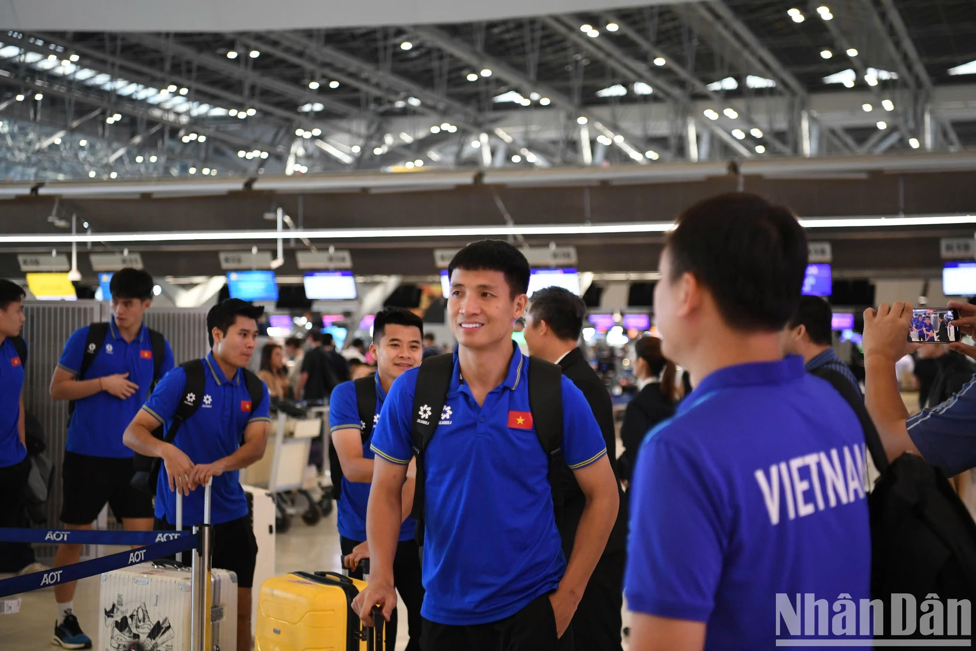 越南足球队将回到国内球迷的怀抱里。 越南足球队将回到国内球迷的怀抱里。