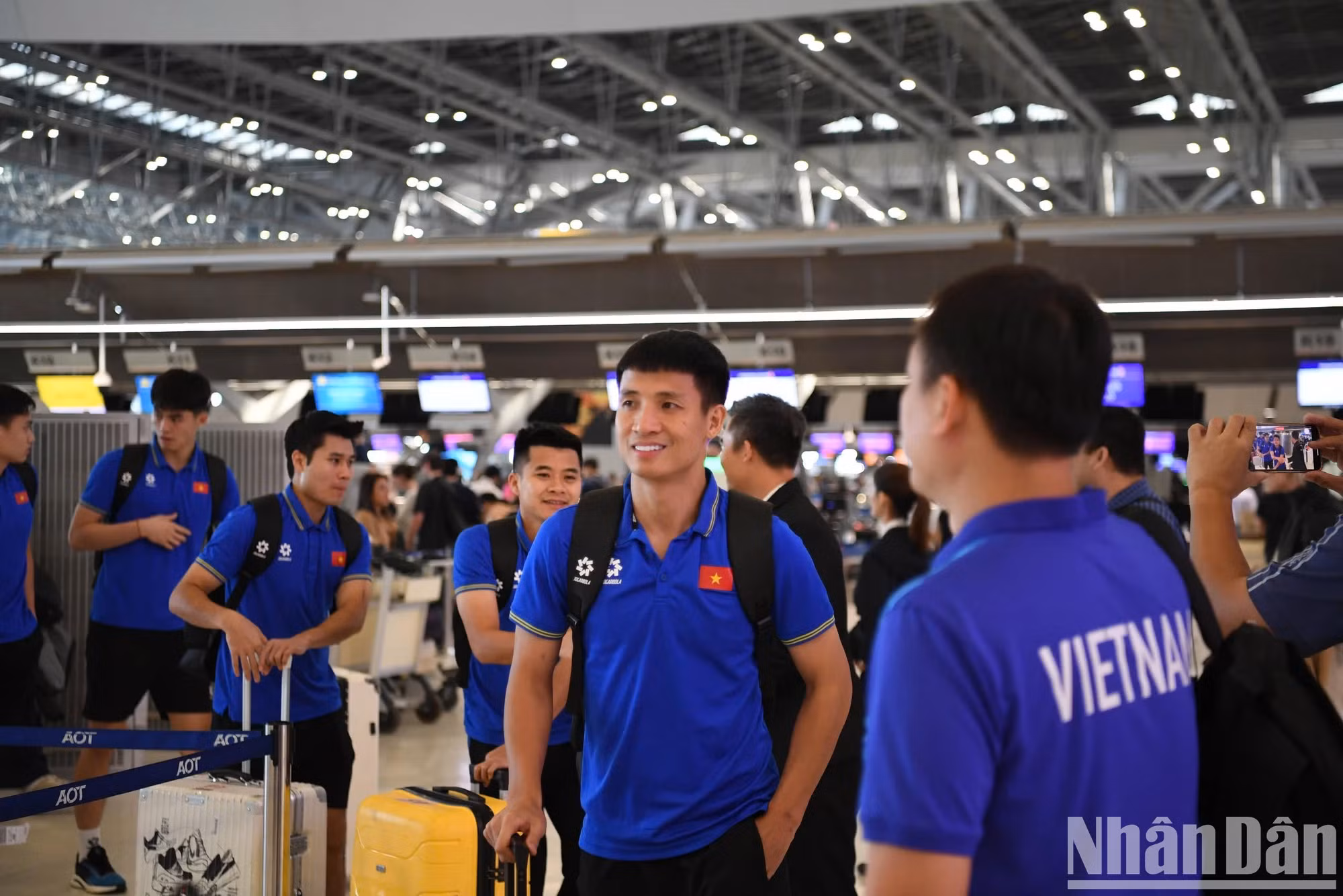 越南足球队将回到国内球迷的怀抱里。