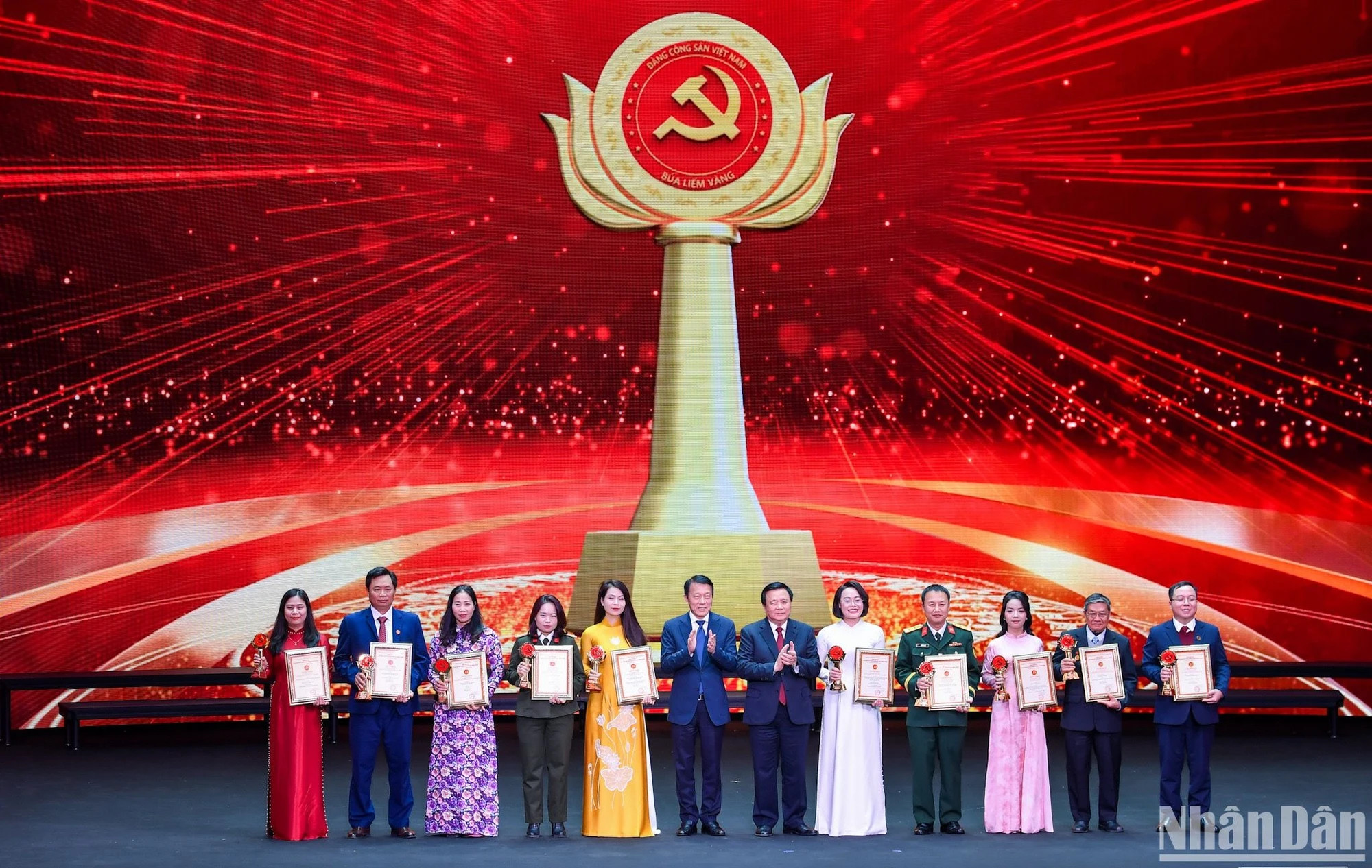 越共中央政治局委员、胡志明国家政治学院院长、中央理论委员会主席阮春胜和越共中央政治局委员、公安部部长梁三光大将向各位作者颁发专题奖。 越共中央政治局委员、胡志明国家政治学院院长、中央理论委员会主席阮春胜和越共中央政治局委员、公安部部长梁三光大将向各位作者颁发专题奖。