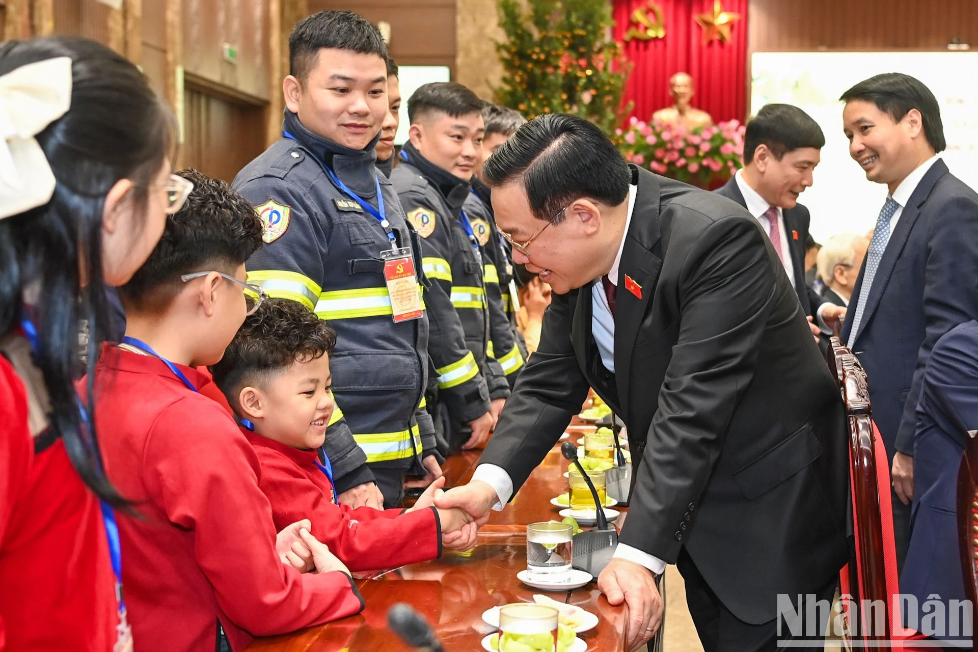 国会主席王廷惠向首都儿童交谈。