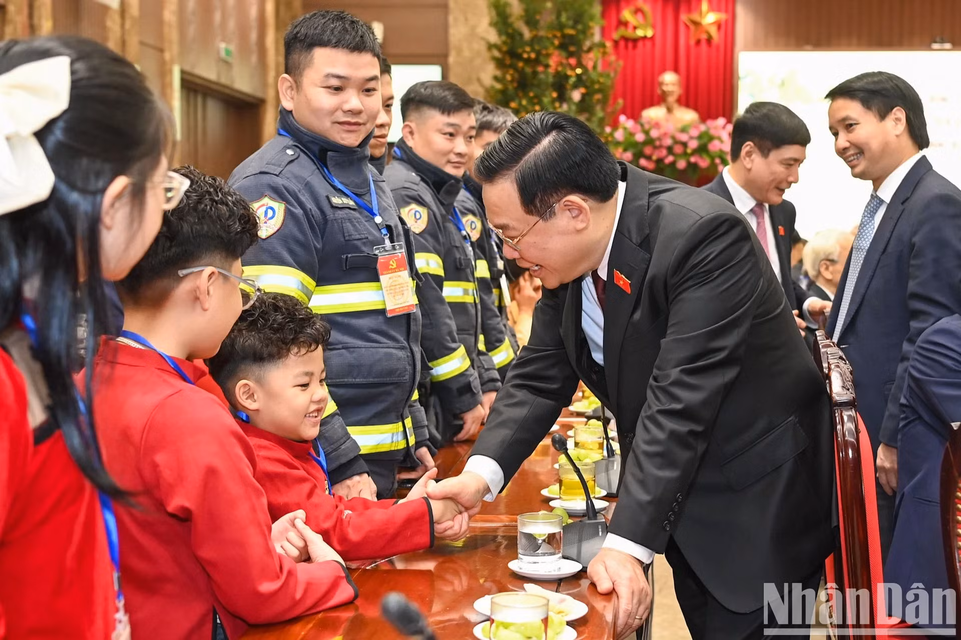 国会主席王廷惠向首都儿童交谈。