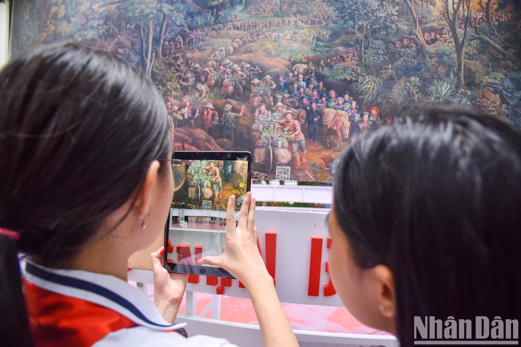 学生们欣赏围绕着直径5.5 米，高3米多的圆形全景图《奠边府战役》，并通过360全景画模型体验了增强现实（AR）技术。