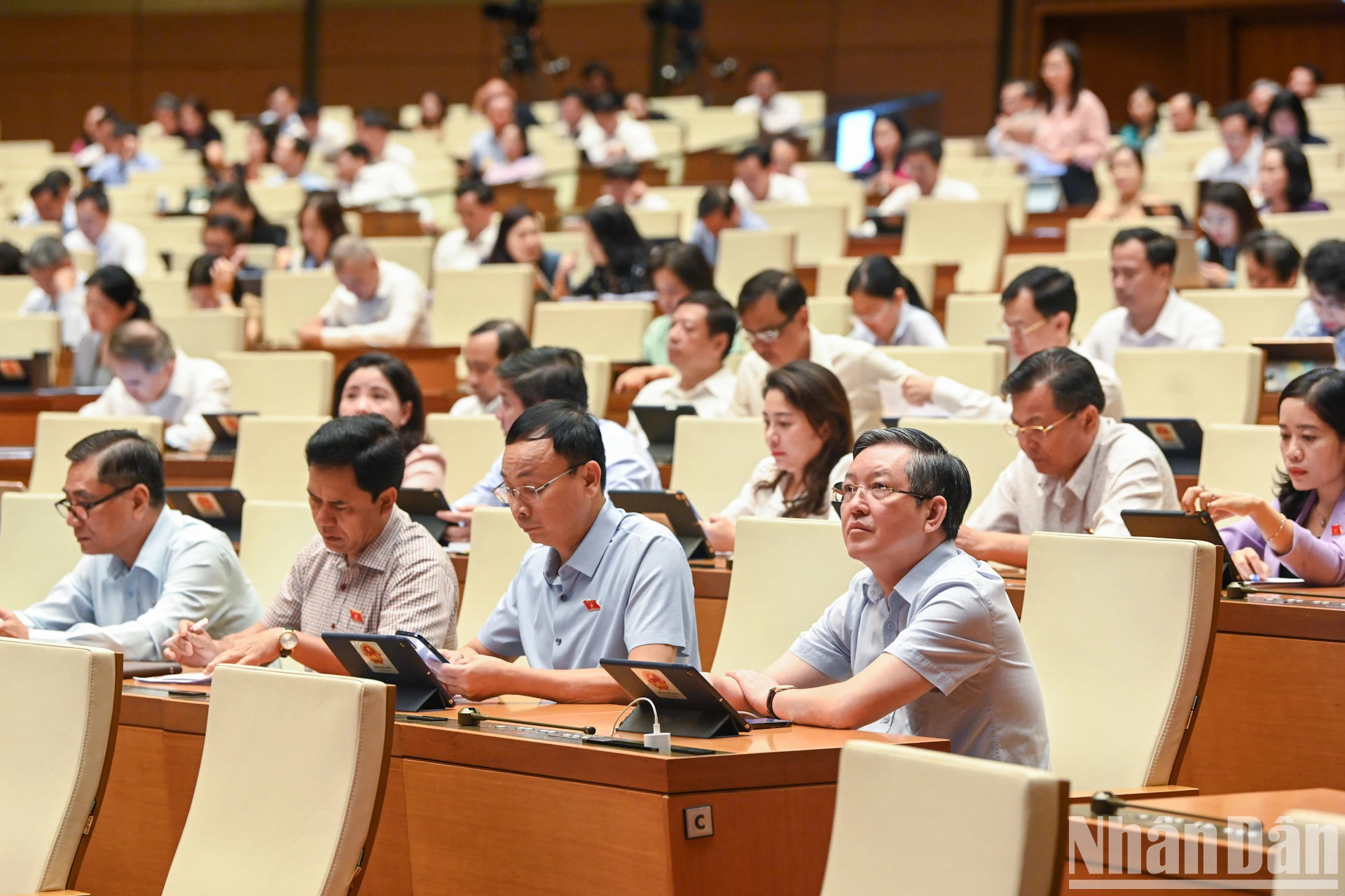 各位代表在会堂出席讨论会。 各位代表在会堂出席讨论会。