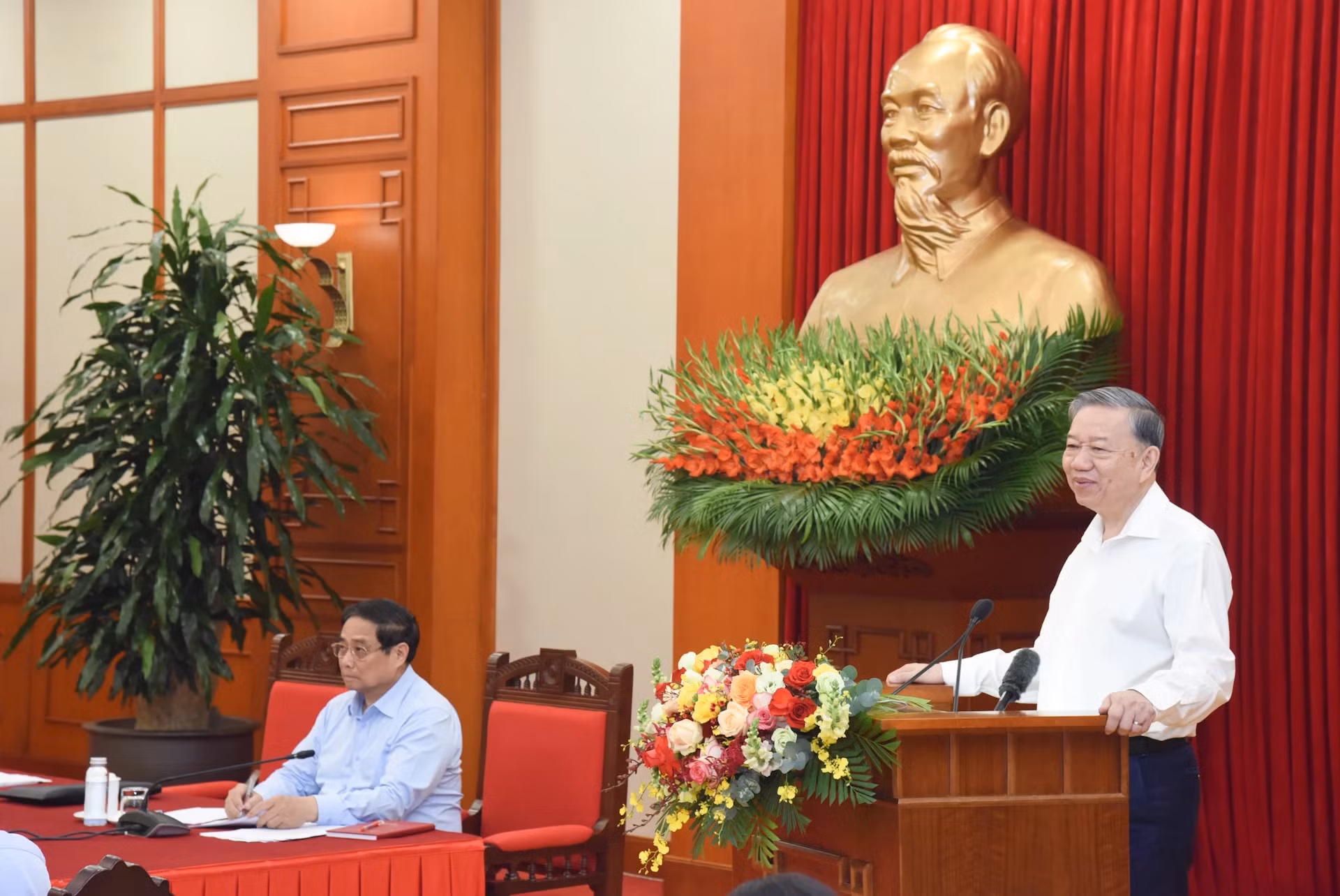 苏林总书记在会议上发表指导性讲话。