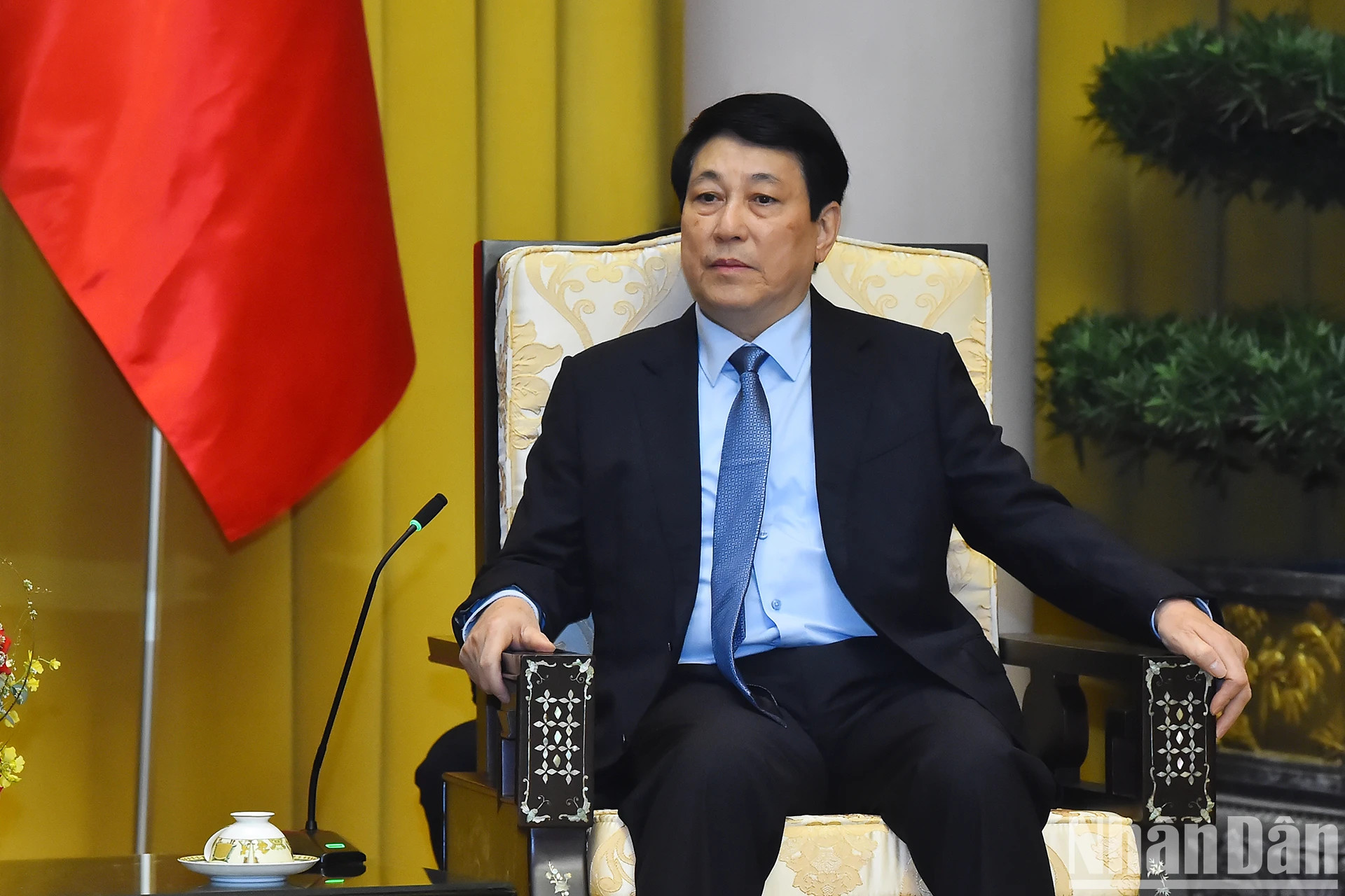 梁强主席在会见中发表讲话。