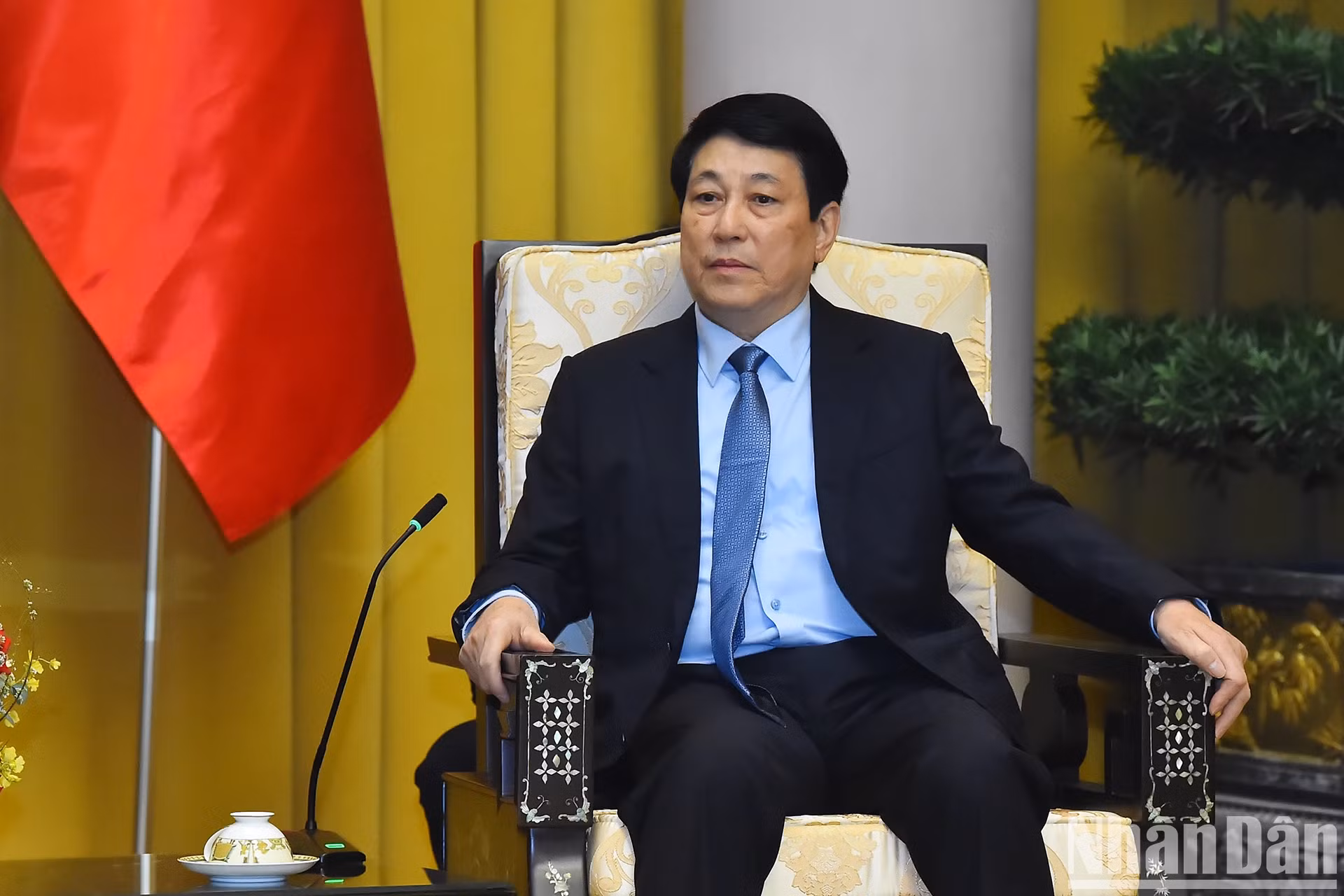 梁强主席在会见中发表讲话。