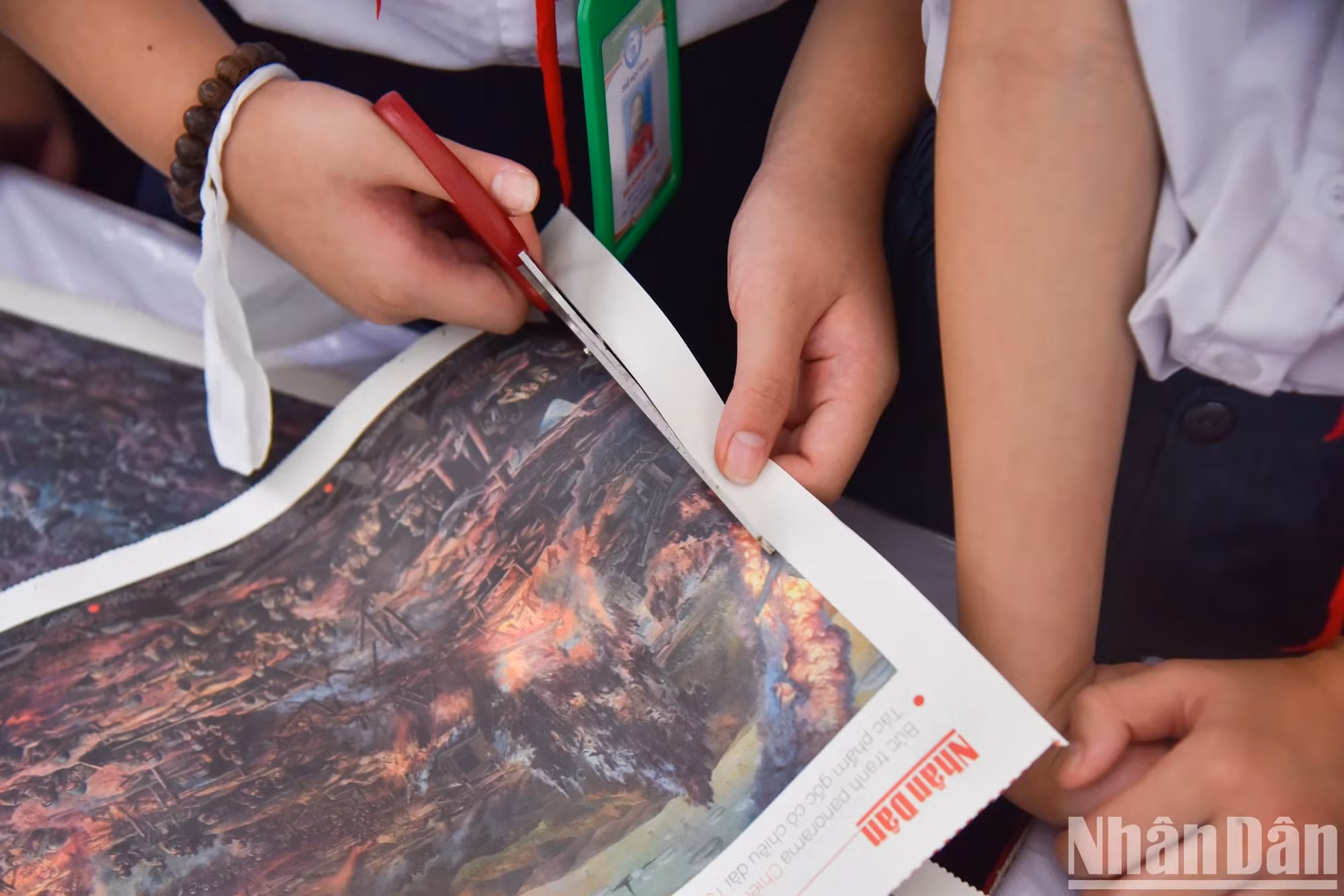 学生们一起剪、贴全景画《奠边府战役》。