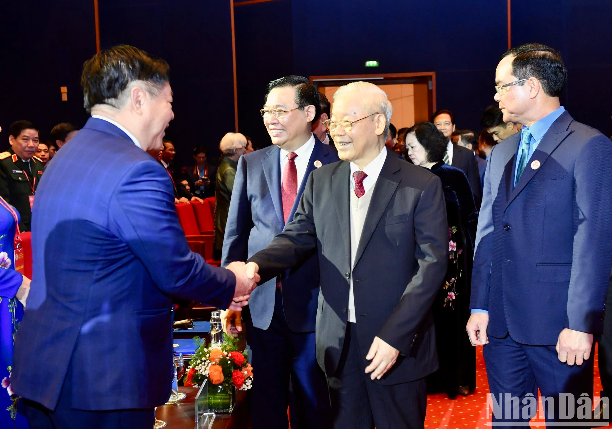 阮富仲总书记和与会代表。 阮富仲总书记和与会代表。