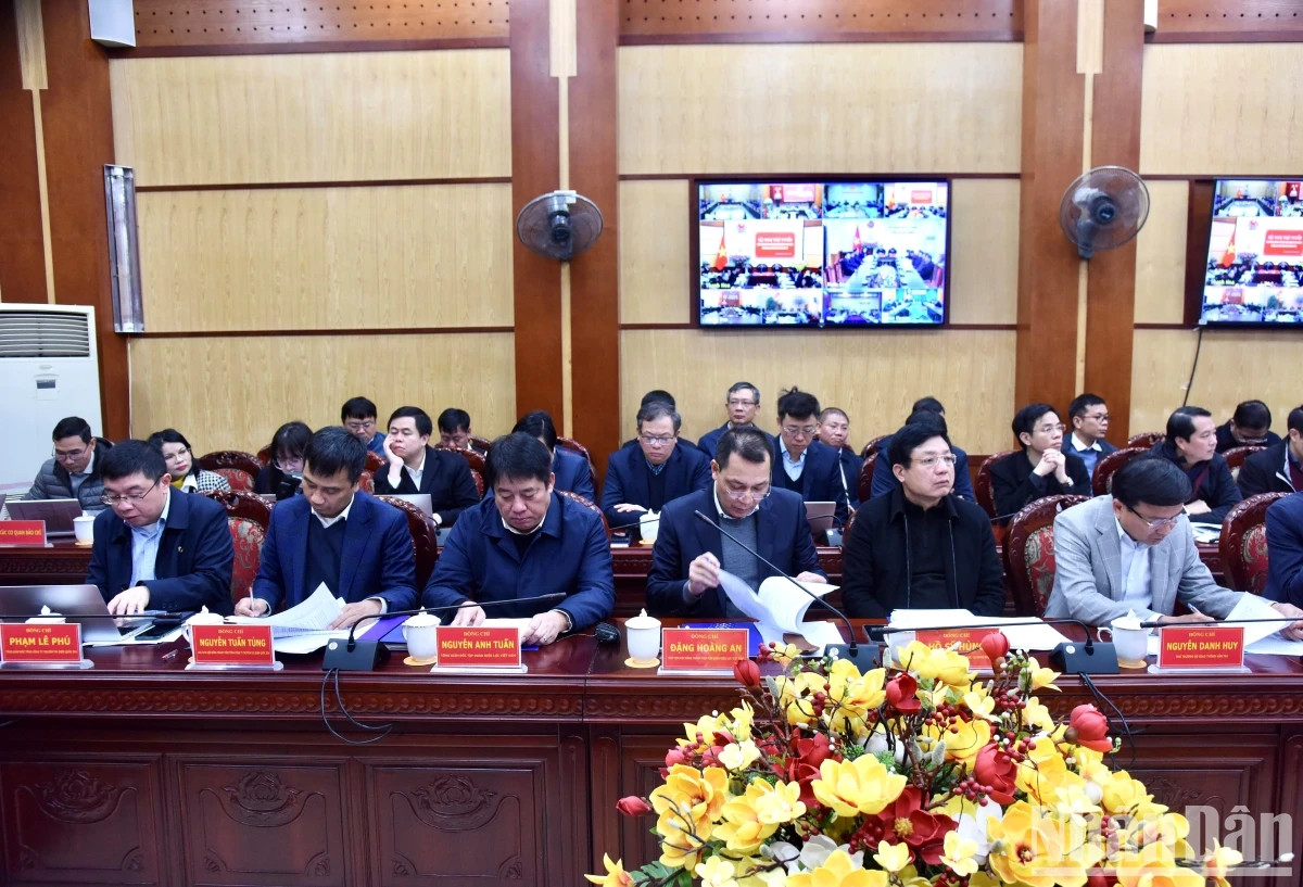 越南电力集团代表出席会议。