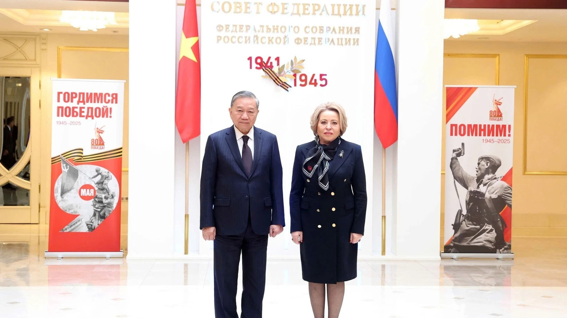 越共中央总书记苏林和俄联邦委员会( 议会上院)主席瓦莲金娜·马特维延科。 越共中央总书记苏林和俄联邦委员会( 议会上院)主席瓦莲金娜·马特维延科。
