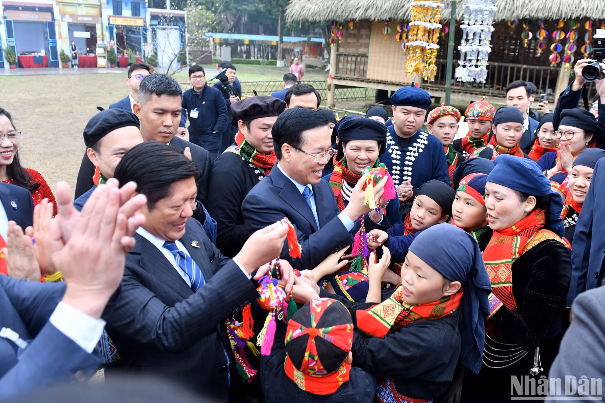 越南国家主席武文赏与菲律宾总统马科斯参观河内升龙皇城。