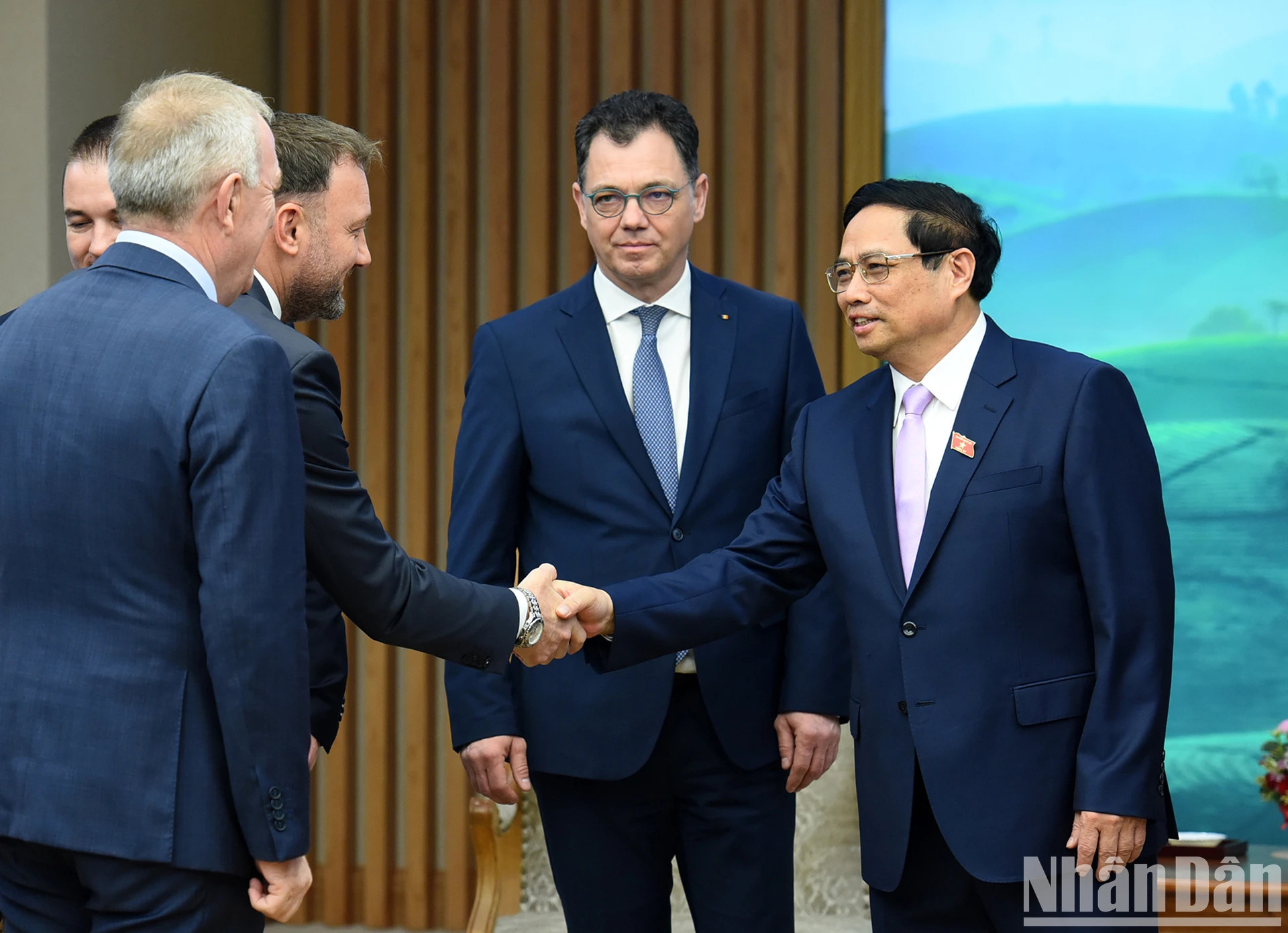 范明正总理欢迎罗马尼亚经济、创业和旅游部代表团团员访越。