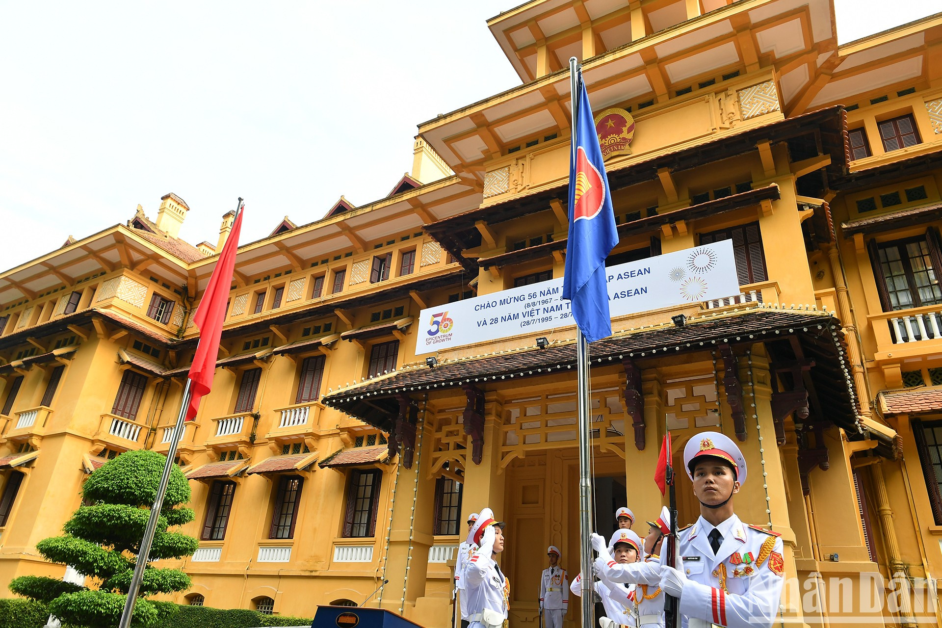 每逢东盟成立日举行的东盟盟旗升旗仪式已成为东盟各国值得骄傲的惯例活动。东盟盟旗是东盟团结、友谊、合作的象征，是东盟各国和平、稳定与繁荣发展的愿望。