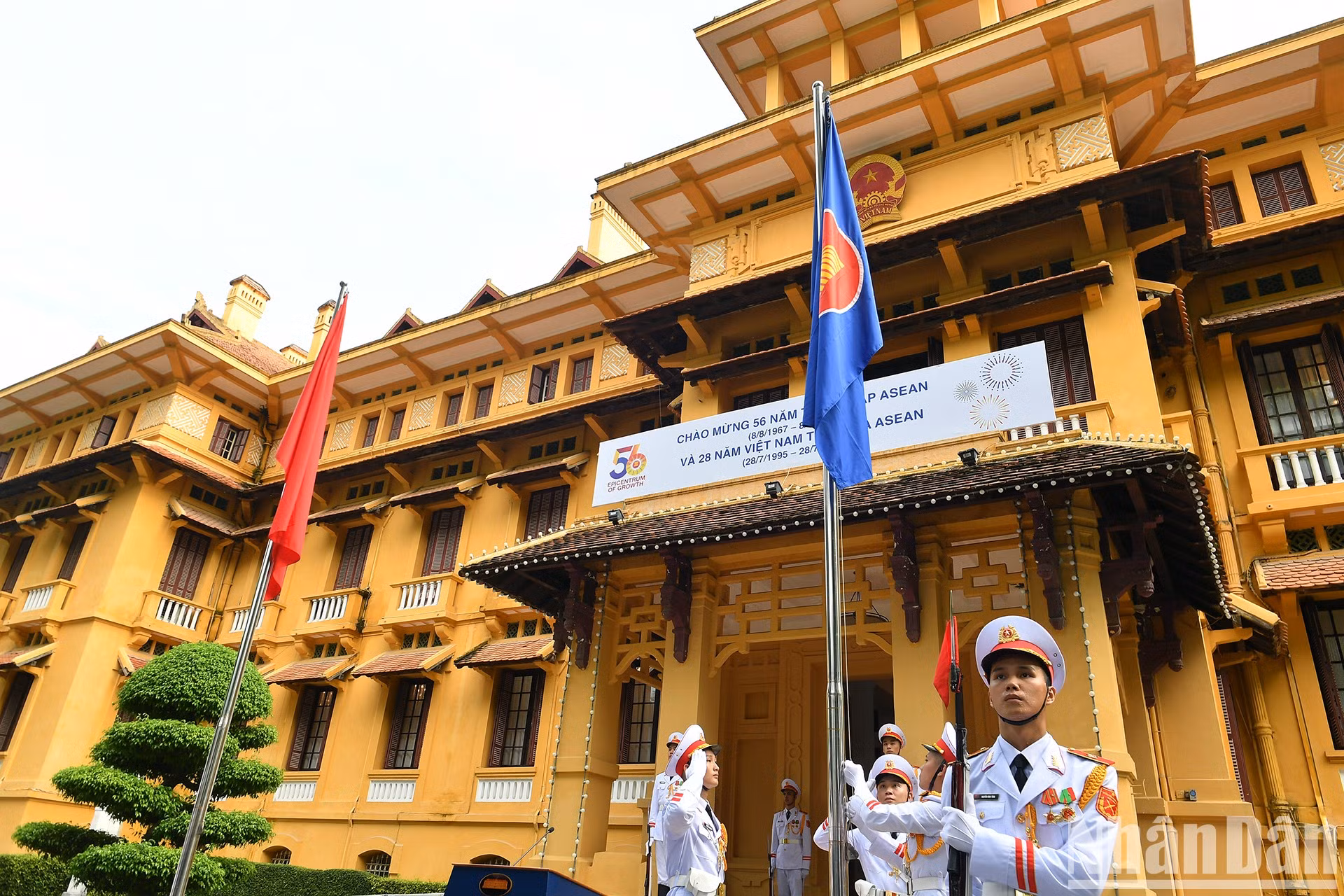 每逢东盟成立日举行的东盟盟旗升旗仪式已成为东盟各国值得骄傲的惯例活动。东盟盟旗是东盟团结、友谊、合作的象征，是东盟各国和平、稳定与繁荣发展的愿望。