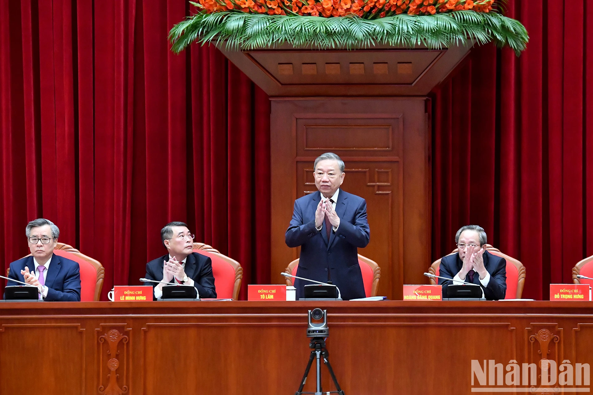 苏林总书记和中央组织部领导人出席会议。