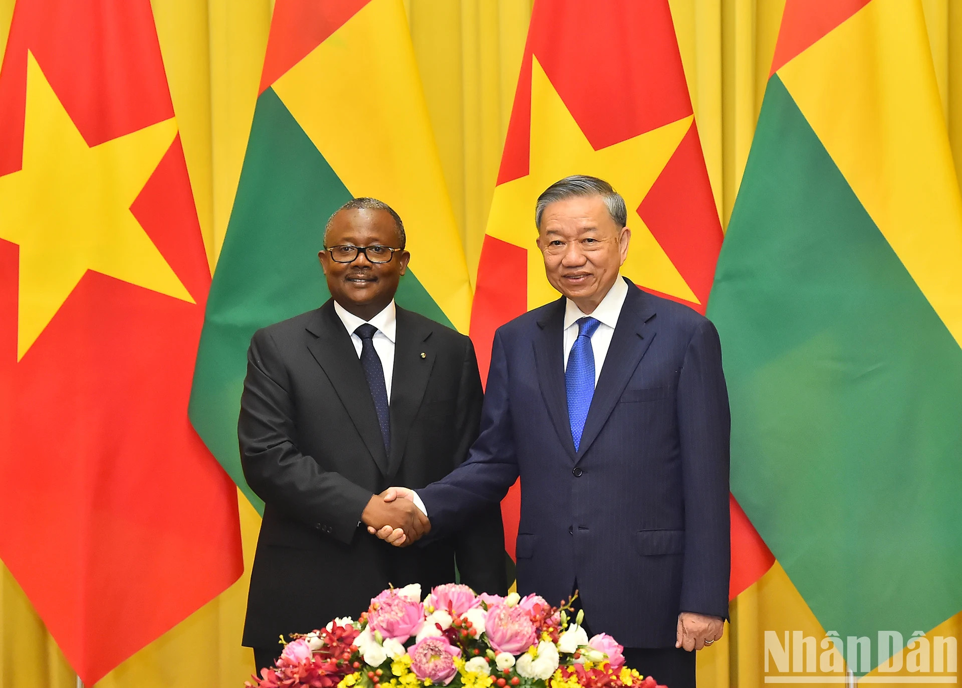 越共中央总书记、国家主席苏林同几内亚比绍总统乌马罗·西索科·恩巴洛合影。