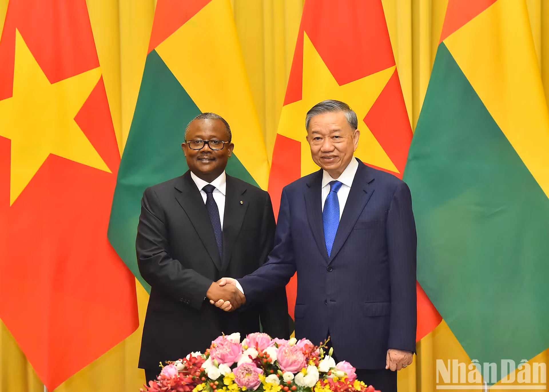 越共中央总书记、国家主席苏林同几内亚比绍总统乌马罗·西索科·恩巴洛合影。