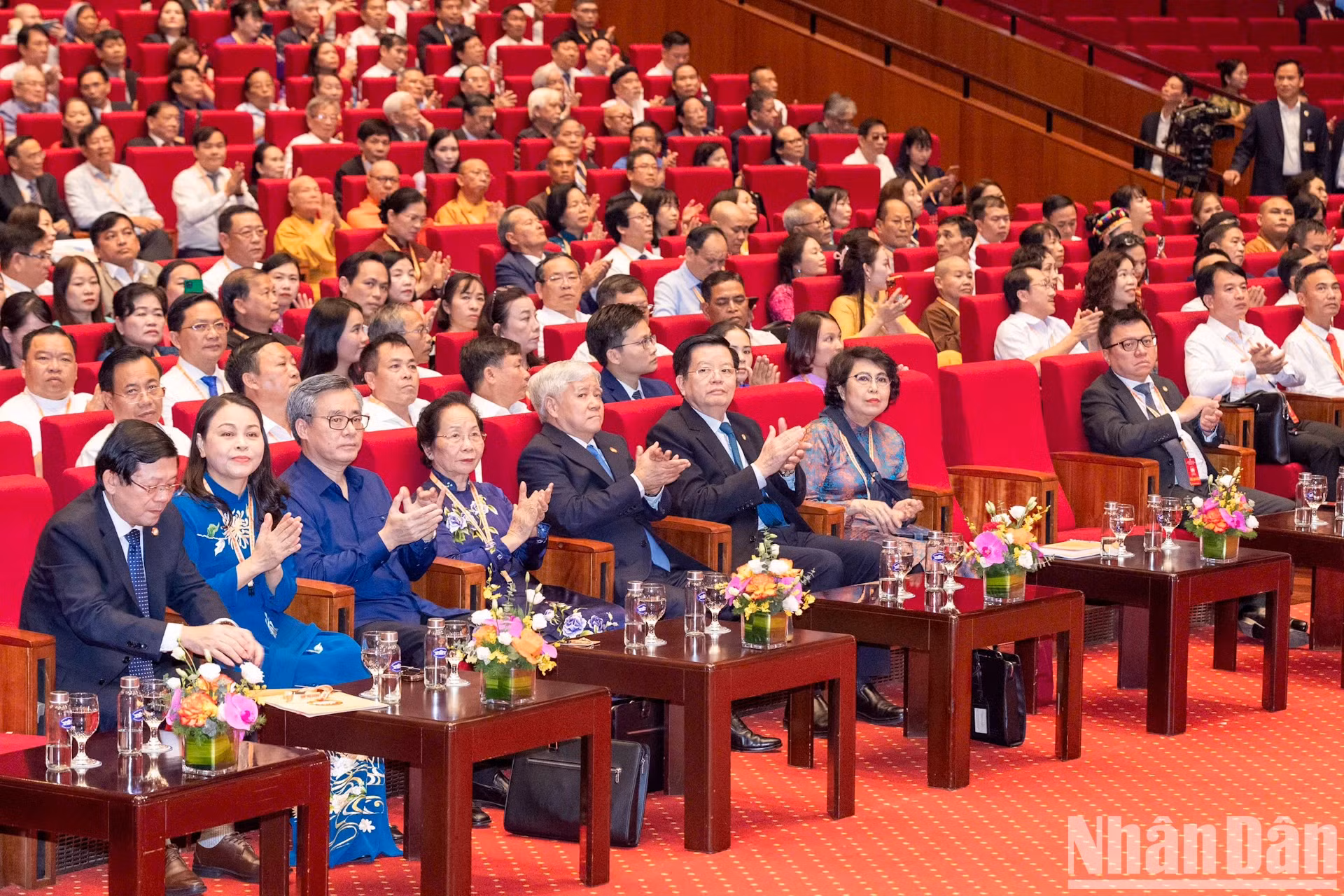 越南祖国阵线中央委员会主席杜文战和党、国家领导人以及各位代表出席会议。