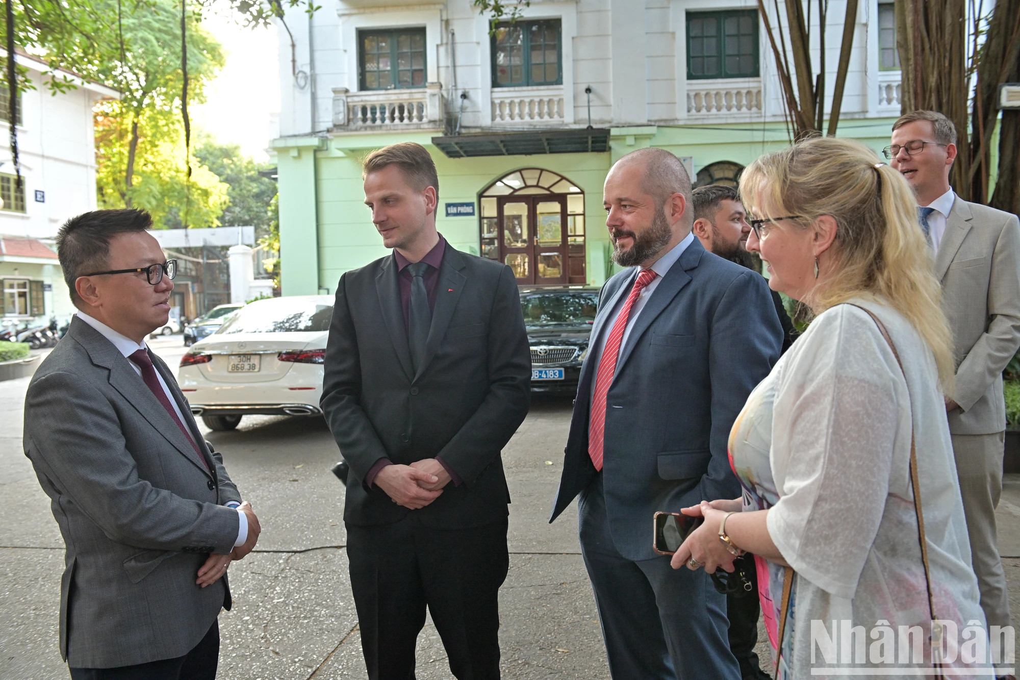 黎国明总编辑同德国左翼党代表团交谈。