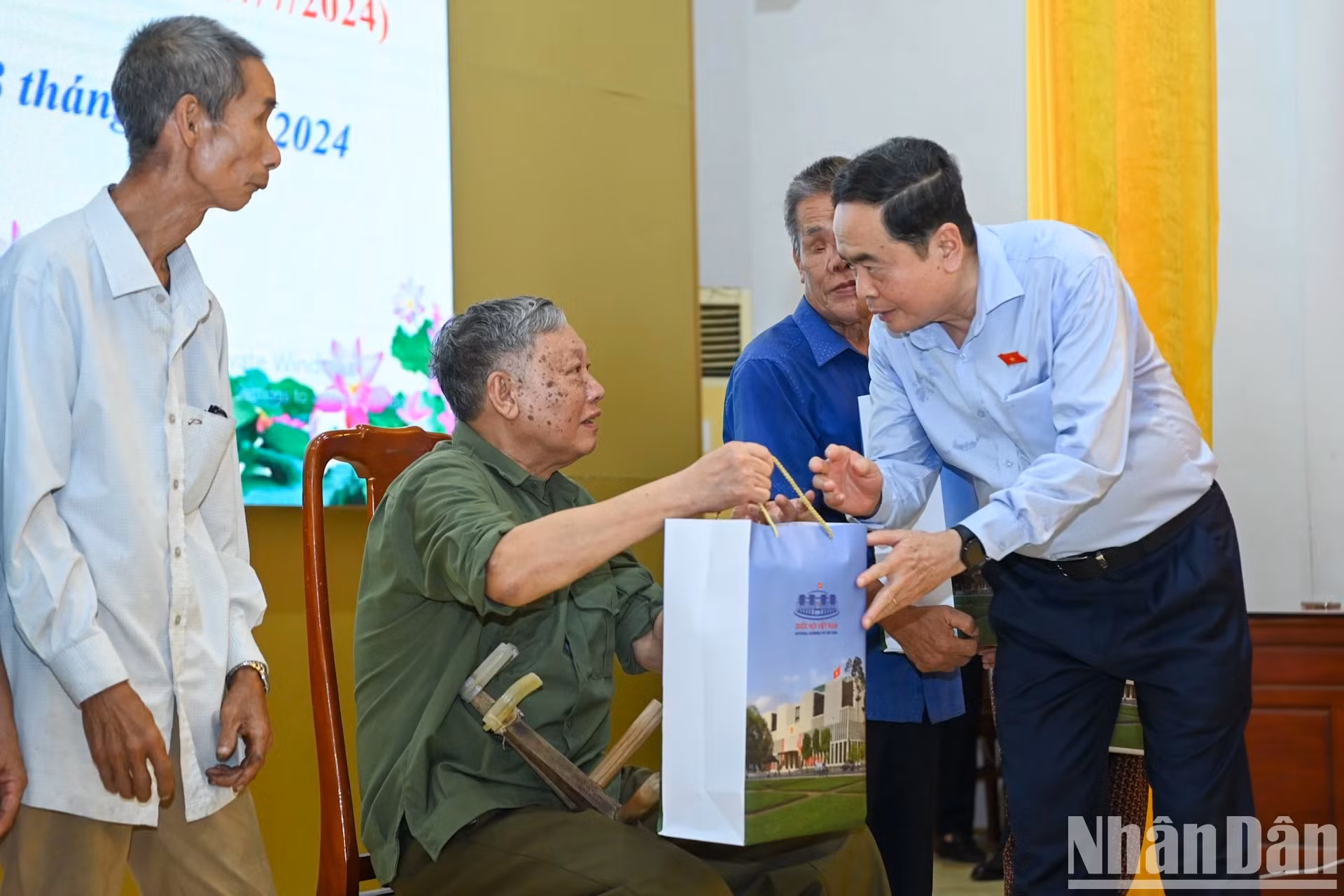 国会主席陈青敏向优抚家庭和革命有功者赠送礼物。