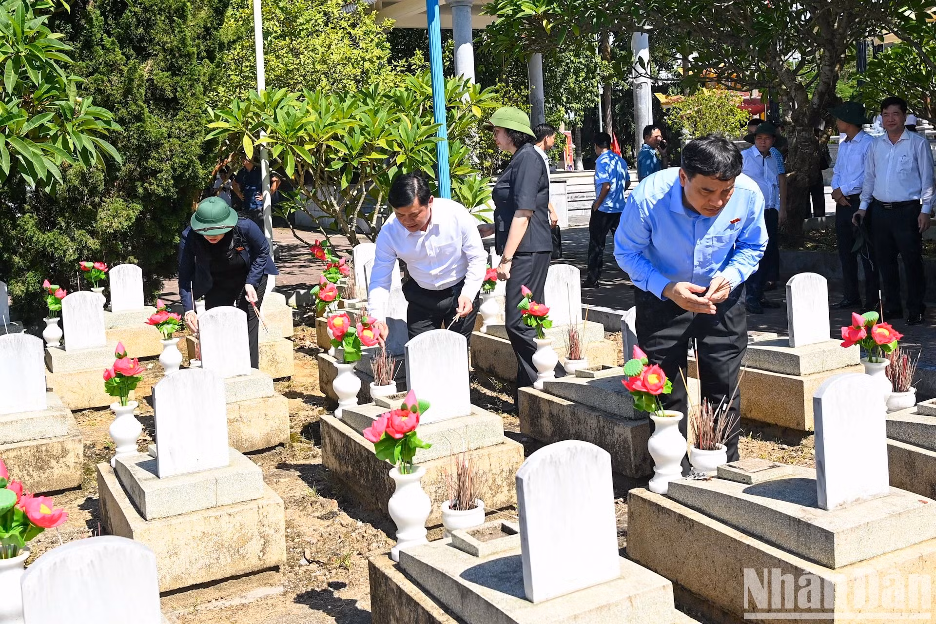 国会主席陈青敏在越老国际烈士陵园向烈士烧香。