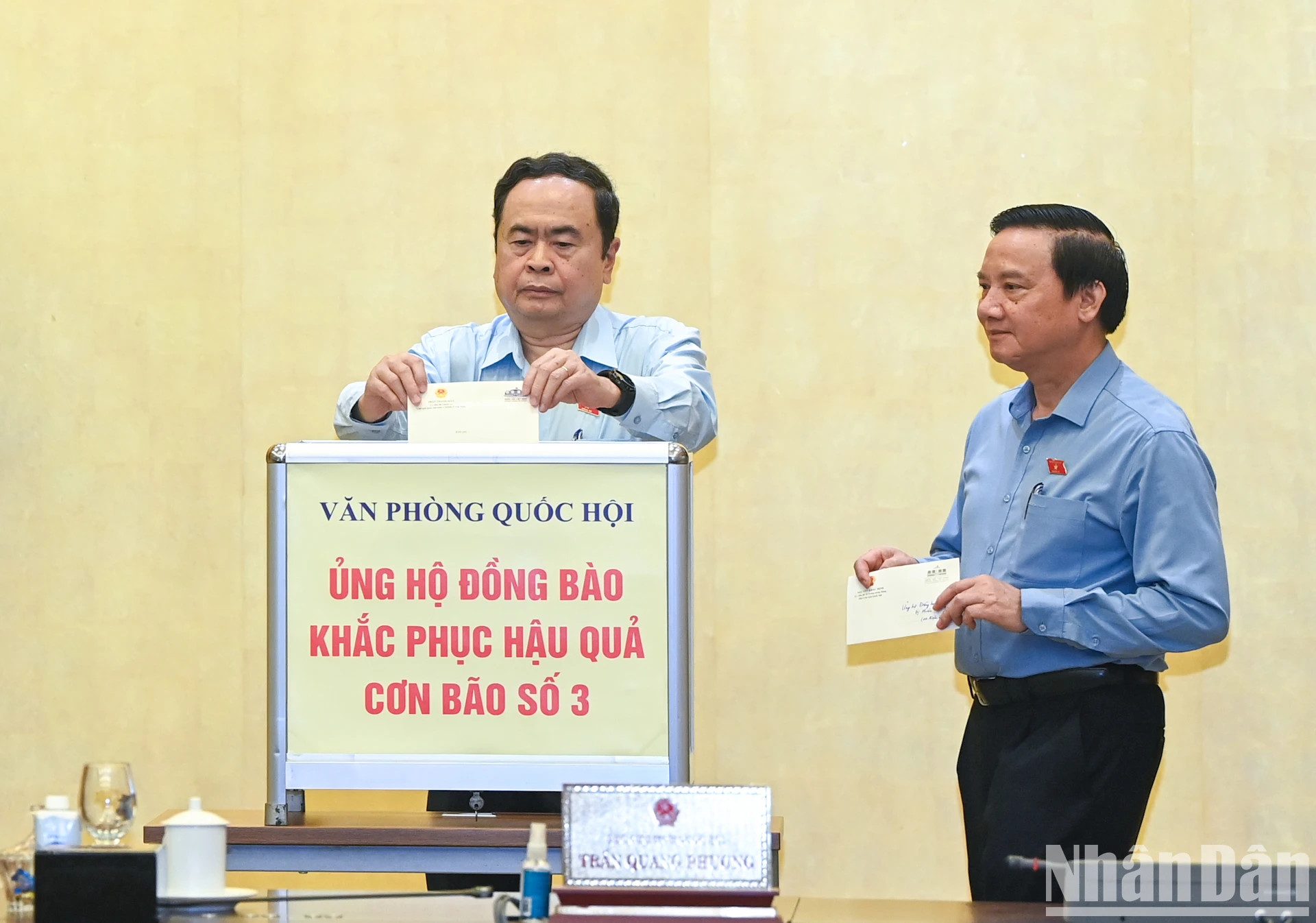 国会主席陈青敏和国各位会副主席捐款支持民众克服三号台风的后果。