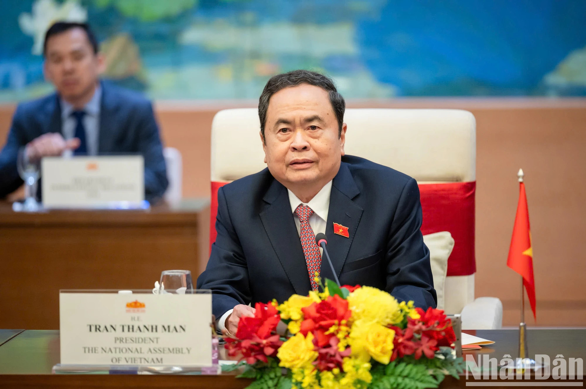 越南国会主席陈青敏发表讲话。