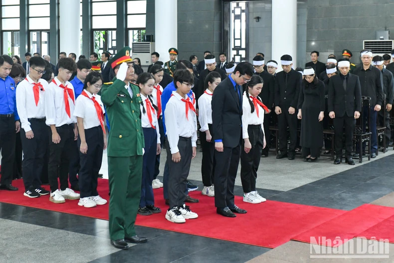 胡志明共青团中央代表团吊唁越共中央总书记阮富仲逝世。 胡志明共青团中央代表团吊唁越共中央总书记阮富仲逝世。