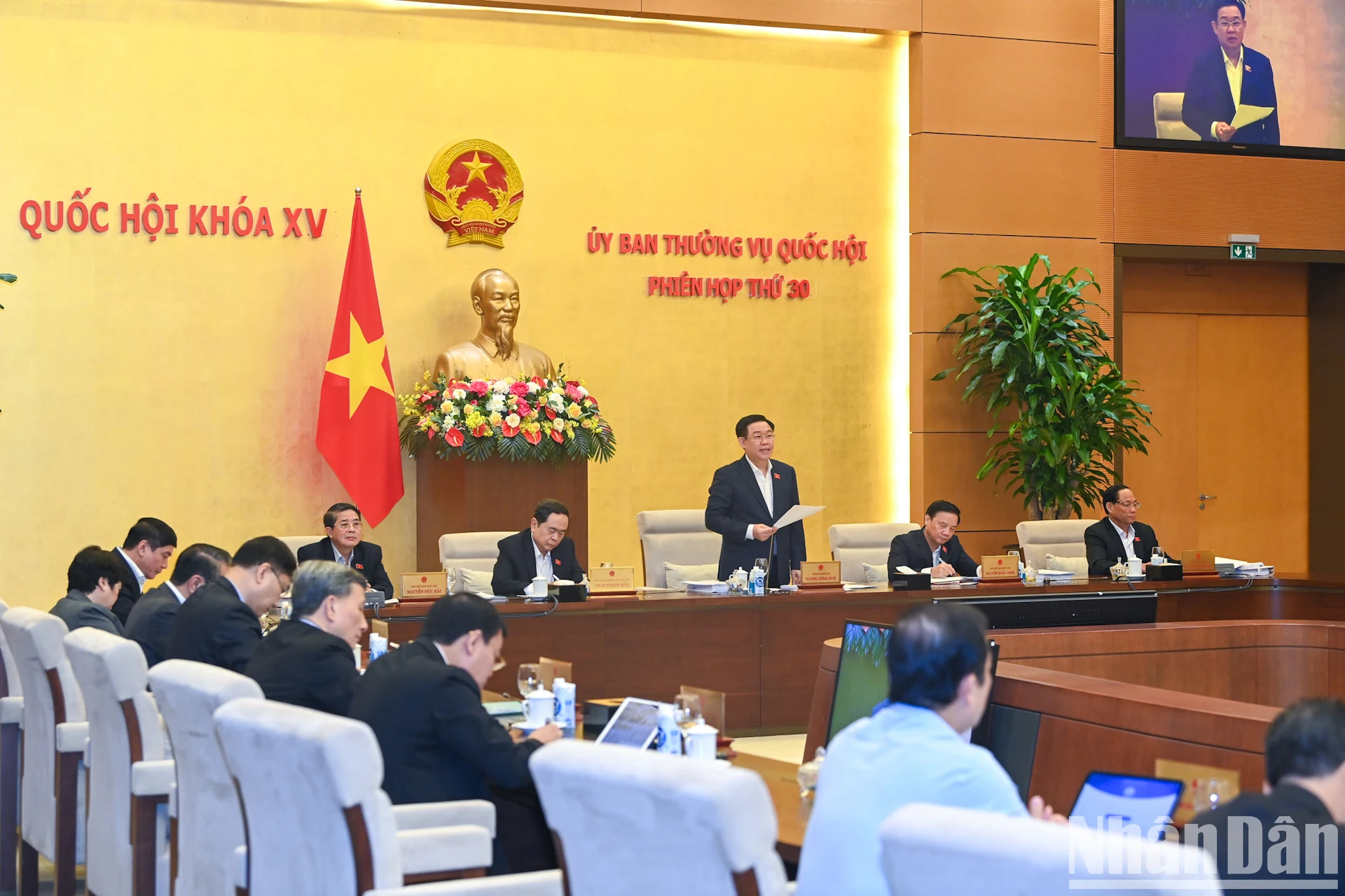 越南国会主席王廷惠发表讲话。